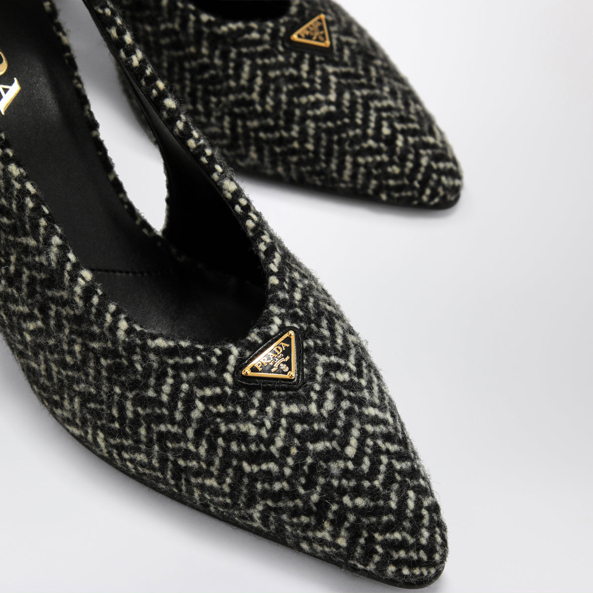 Escarpins à bride arrière blancs et noirs en tissu à chevrons