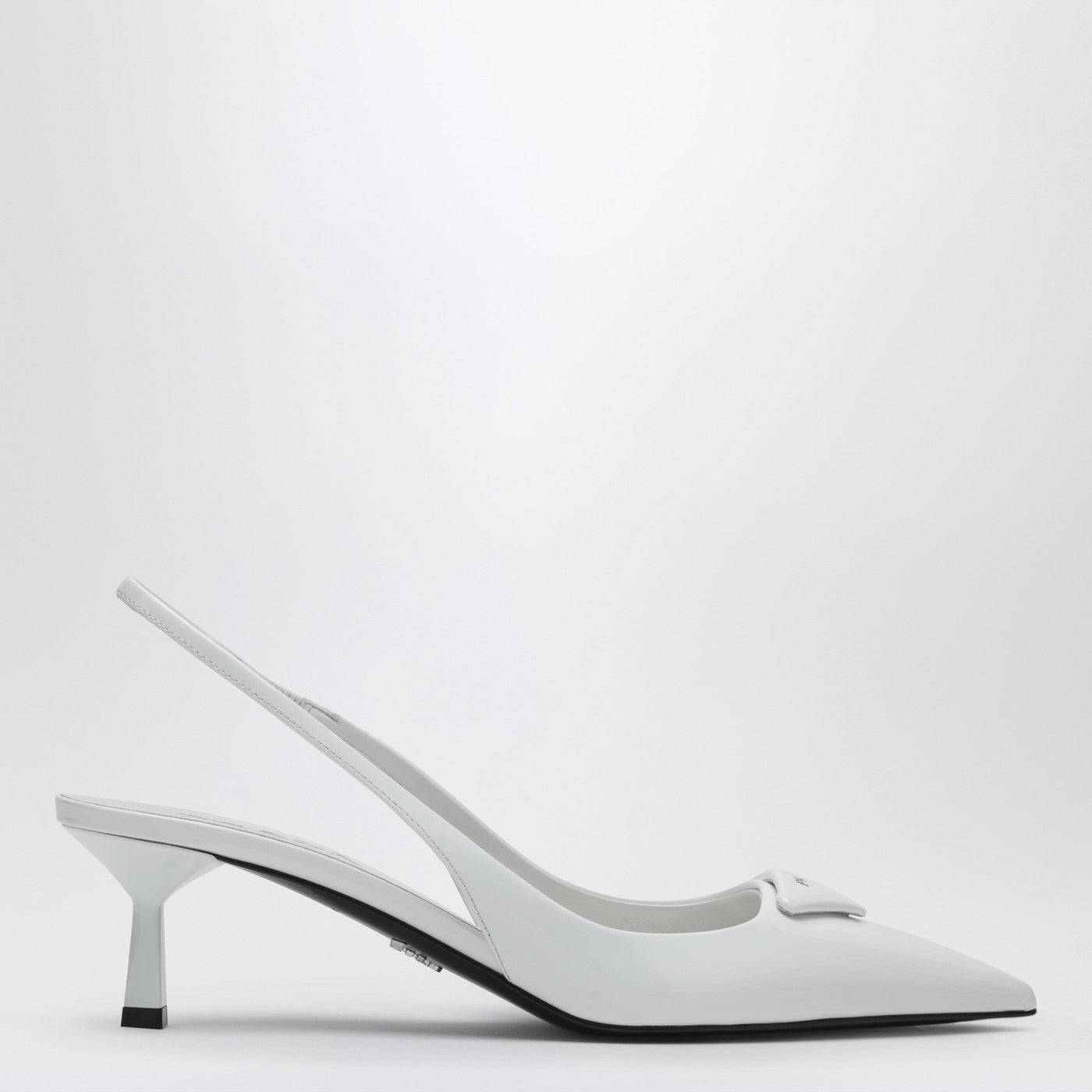 Slingback-Pumps aus weißem Lackleder