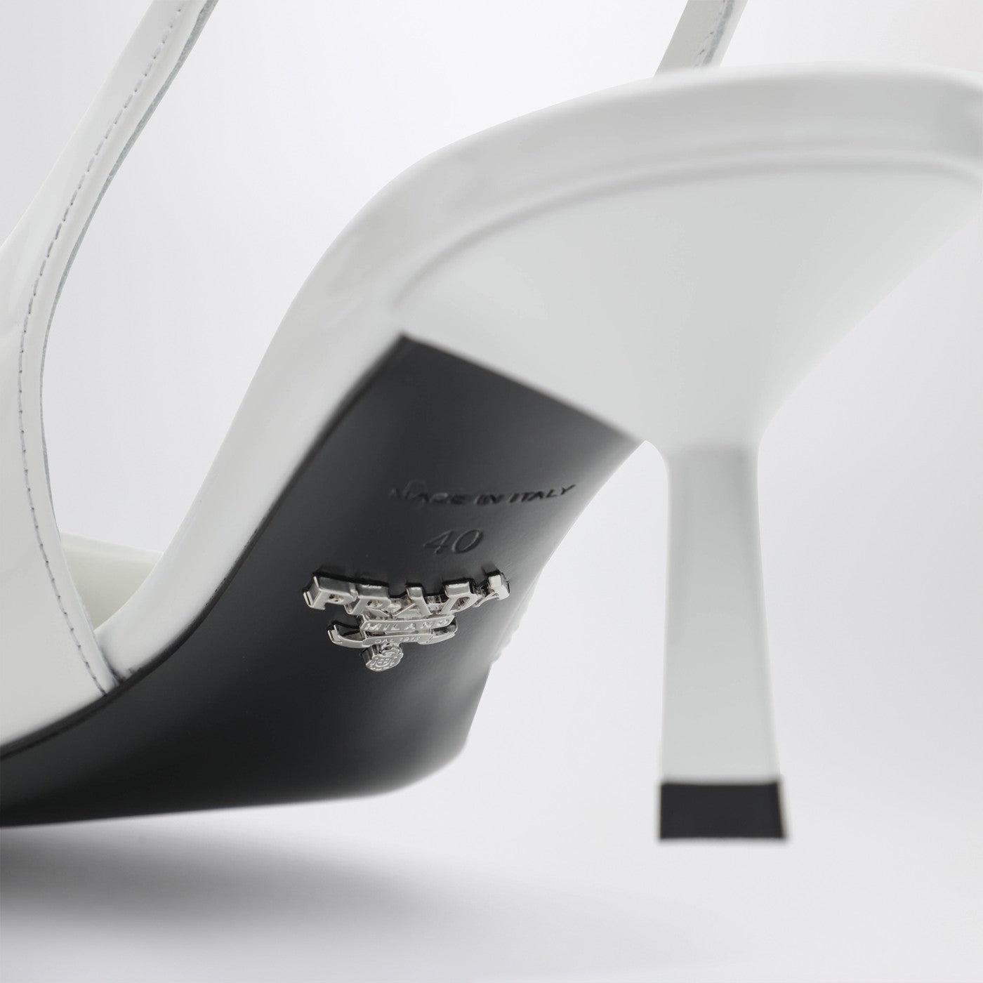 Slingback-Pumps aus weißem Lackleder