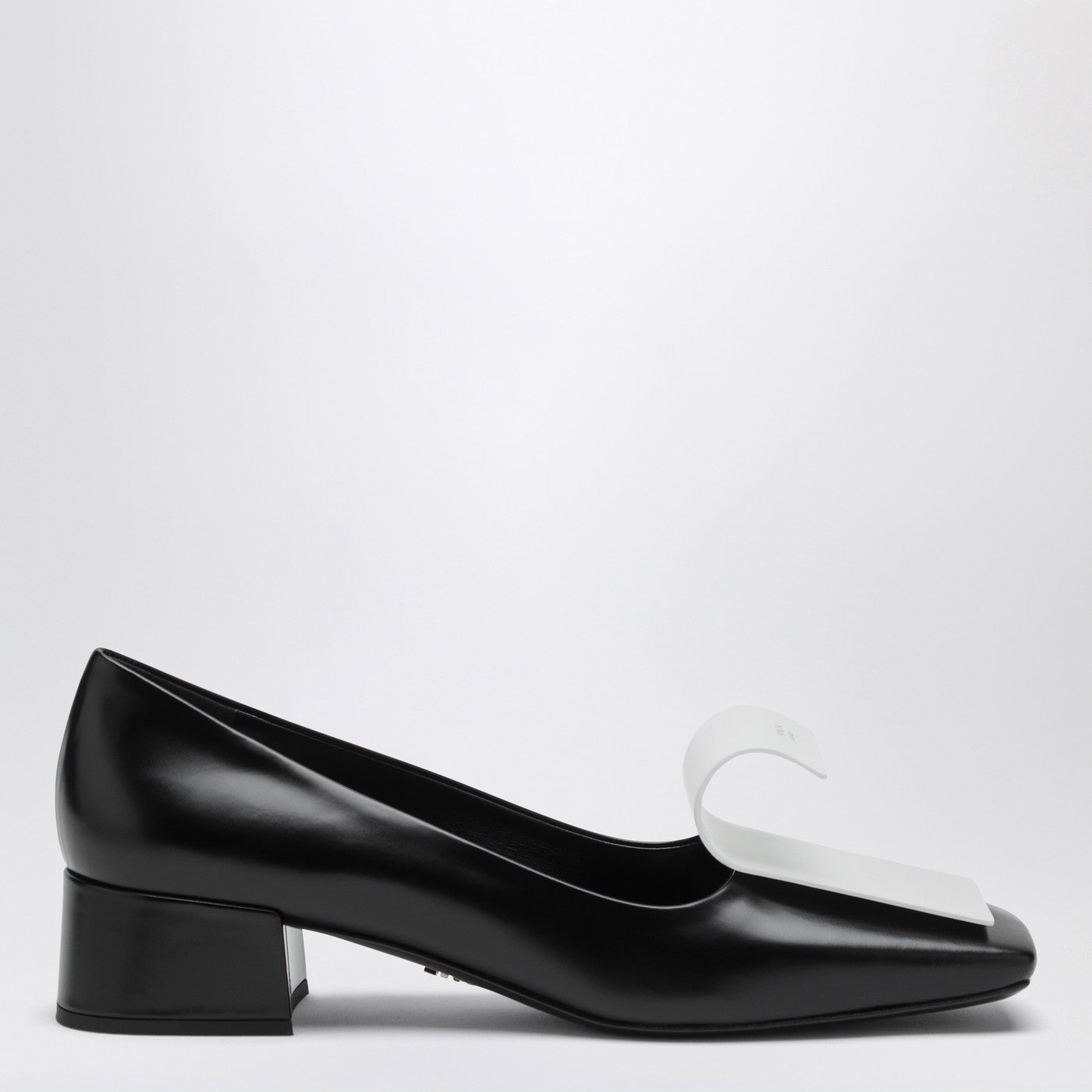 Décolleté en cuir noir et blanc