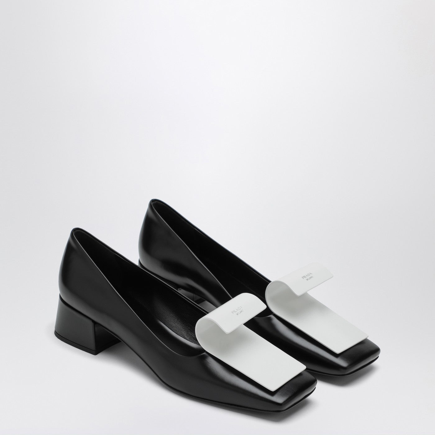 Décolleté en cuir noir et blanc