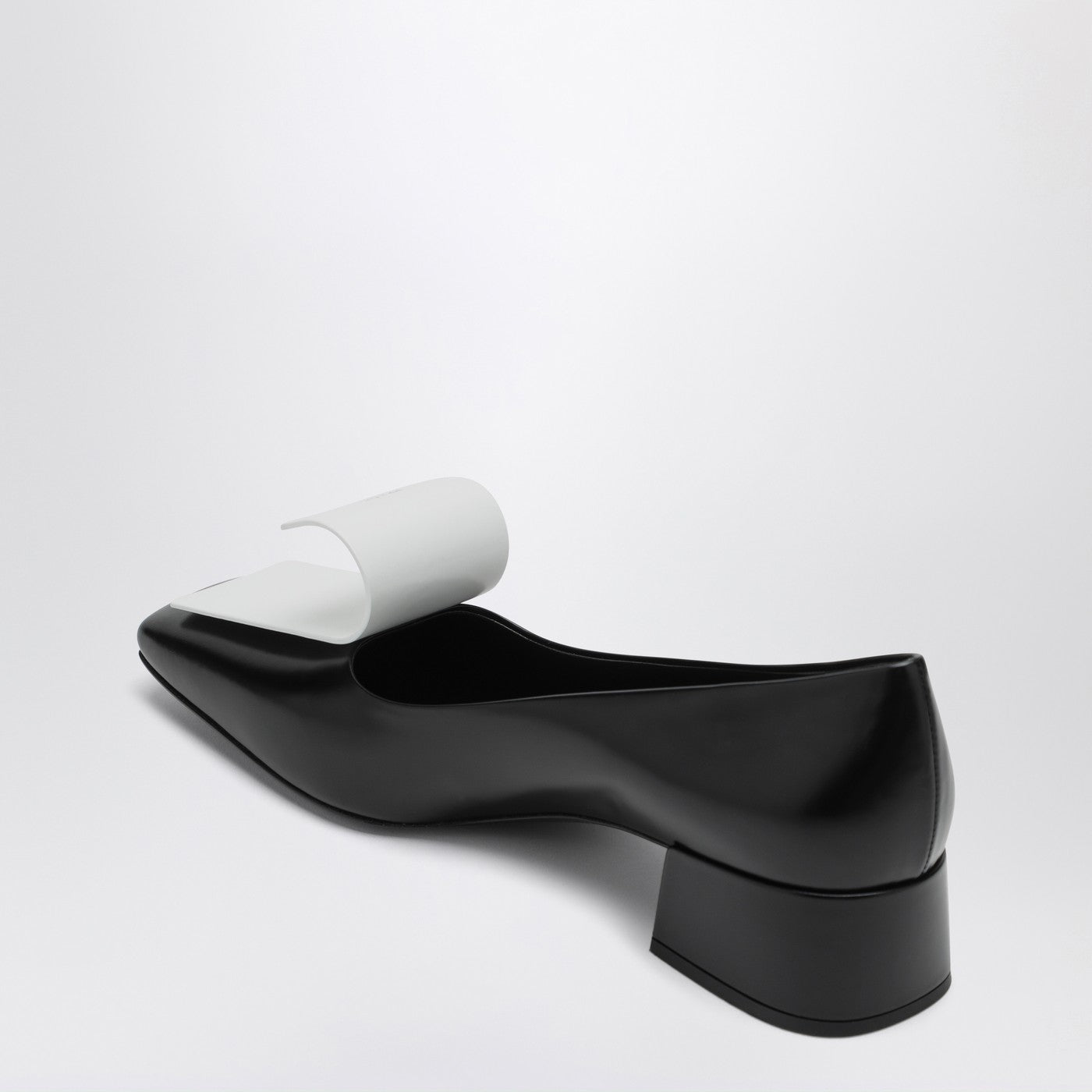 Décolleté en cuir noir et blanc