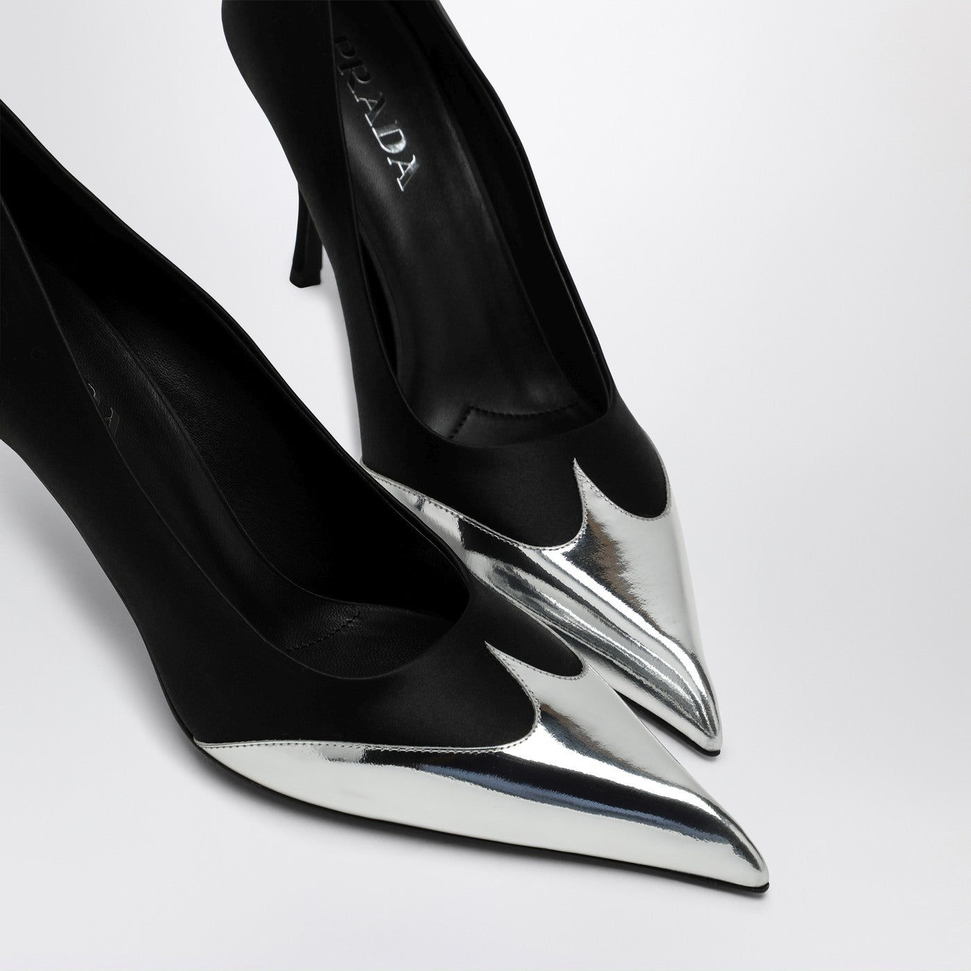 Décolleté nero in raso e pelle metallizzata