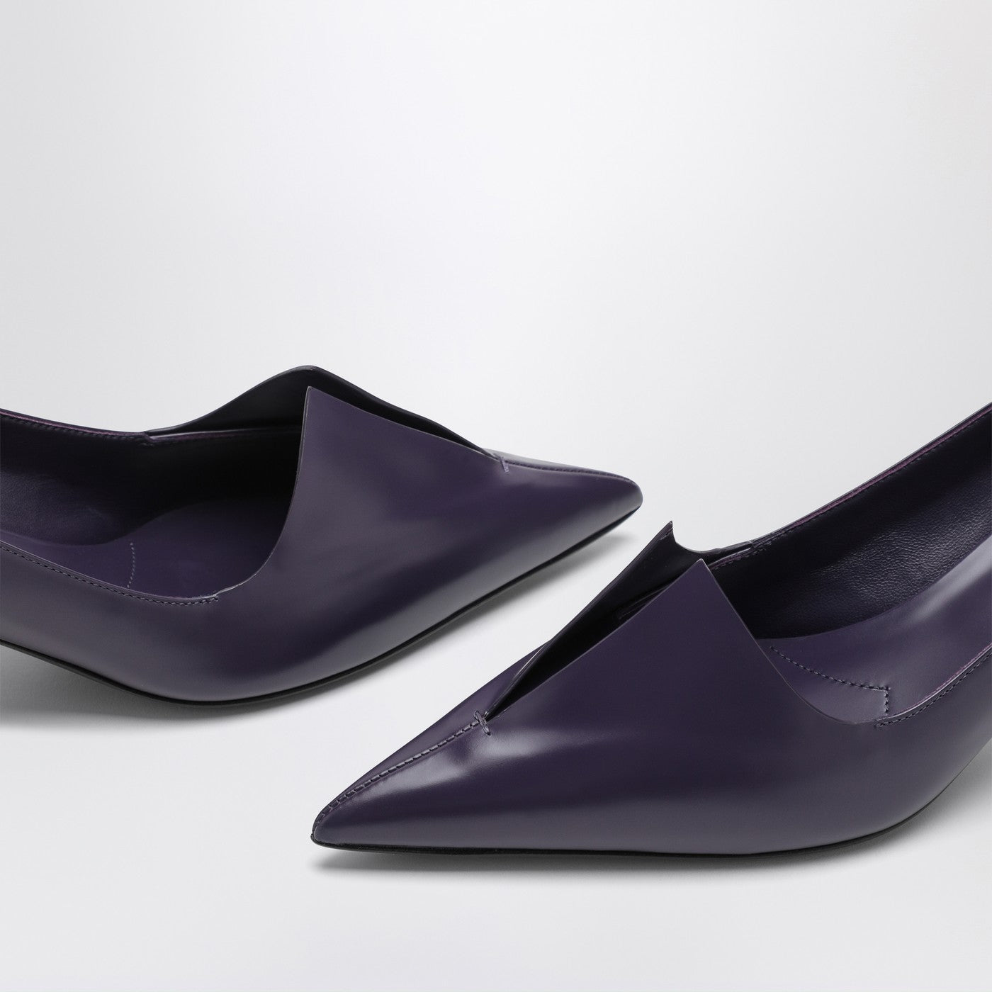 Purple brushed leather décolleté