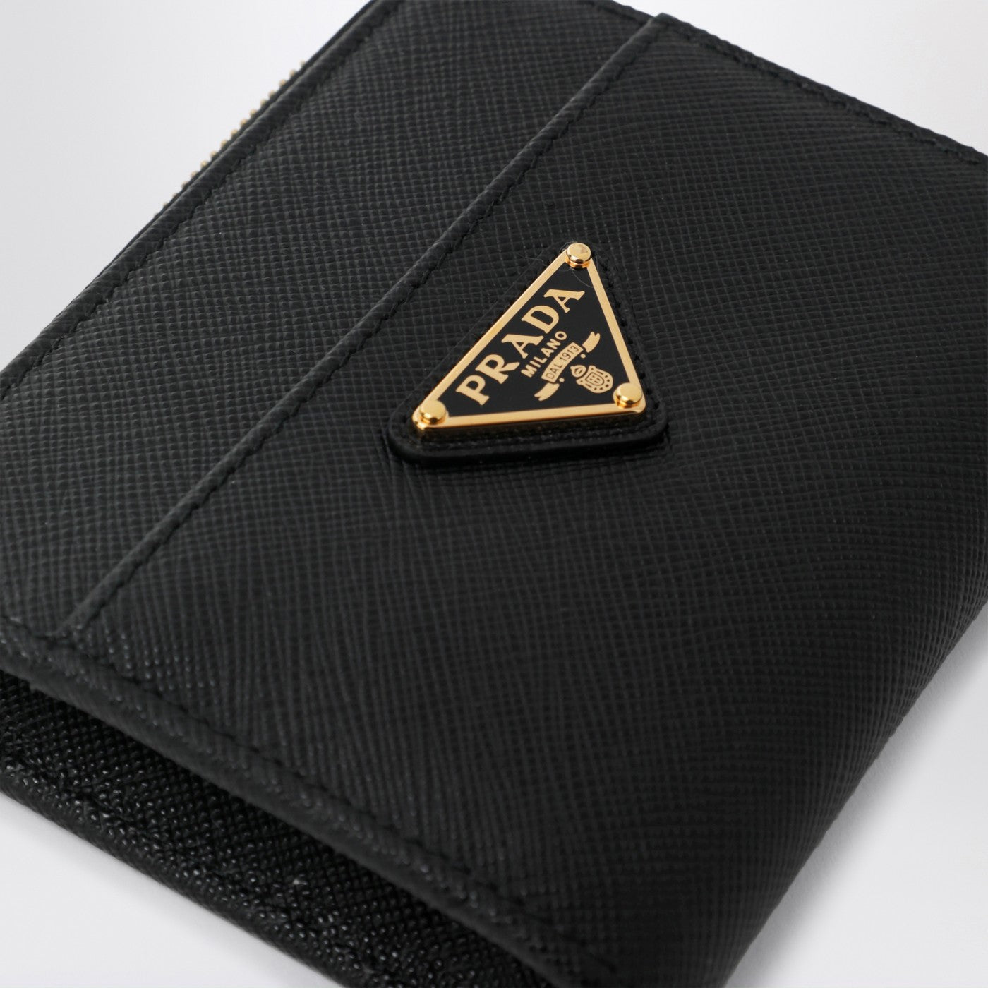 Kleines schwarzes Zip-around-Portemonnaie aus Saffiano-Leder