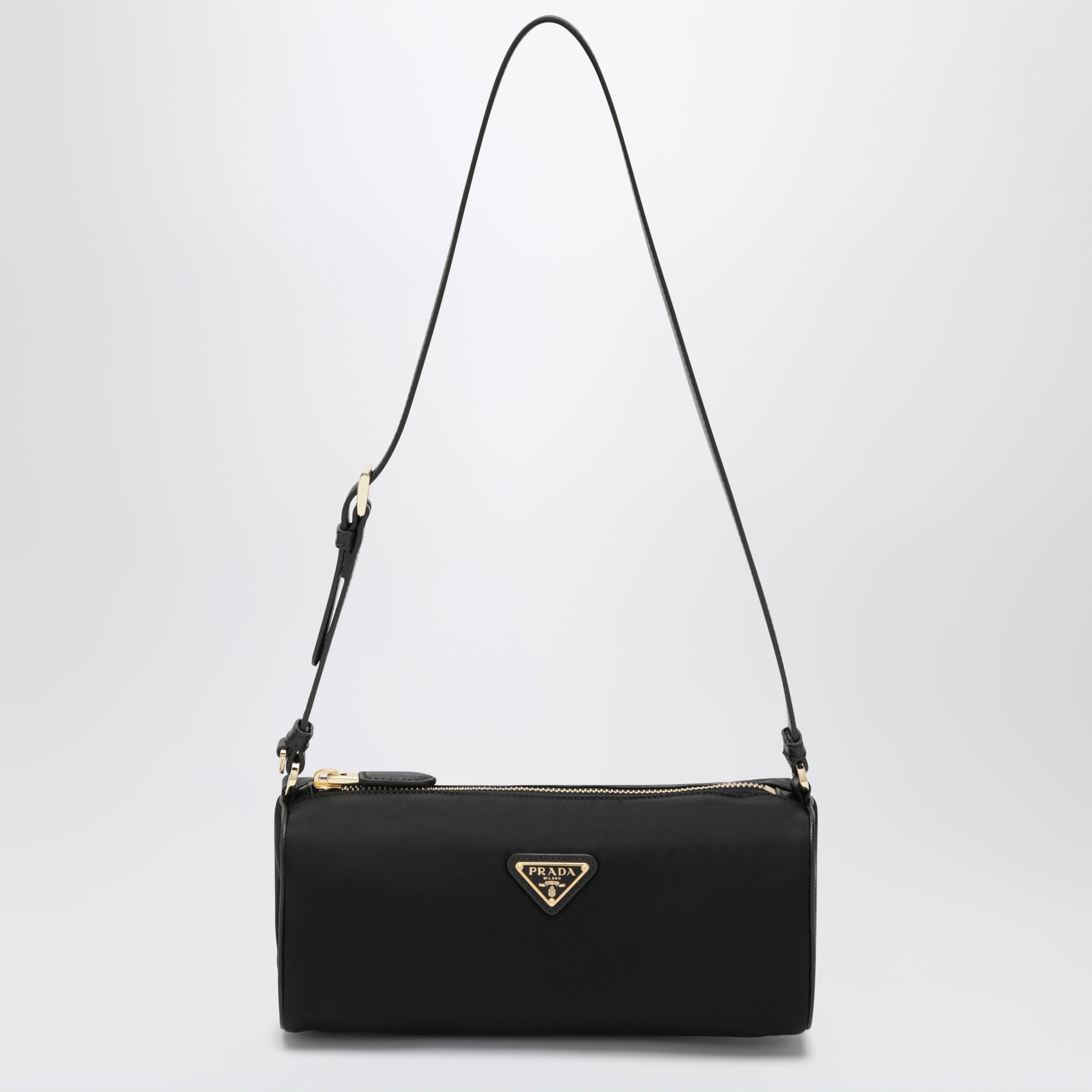 Pouch aus Re-Nylon mit Ledergriff in Schwarz