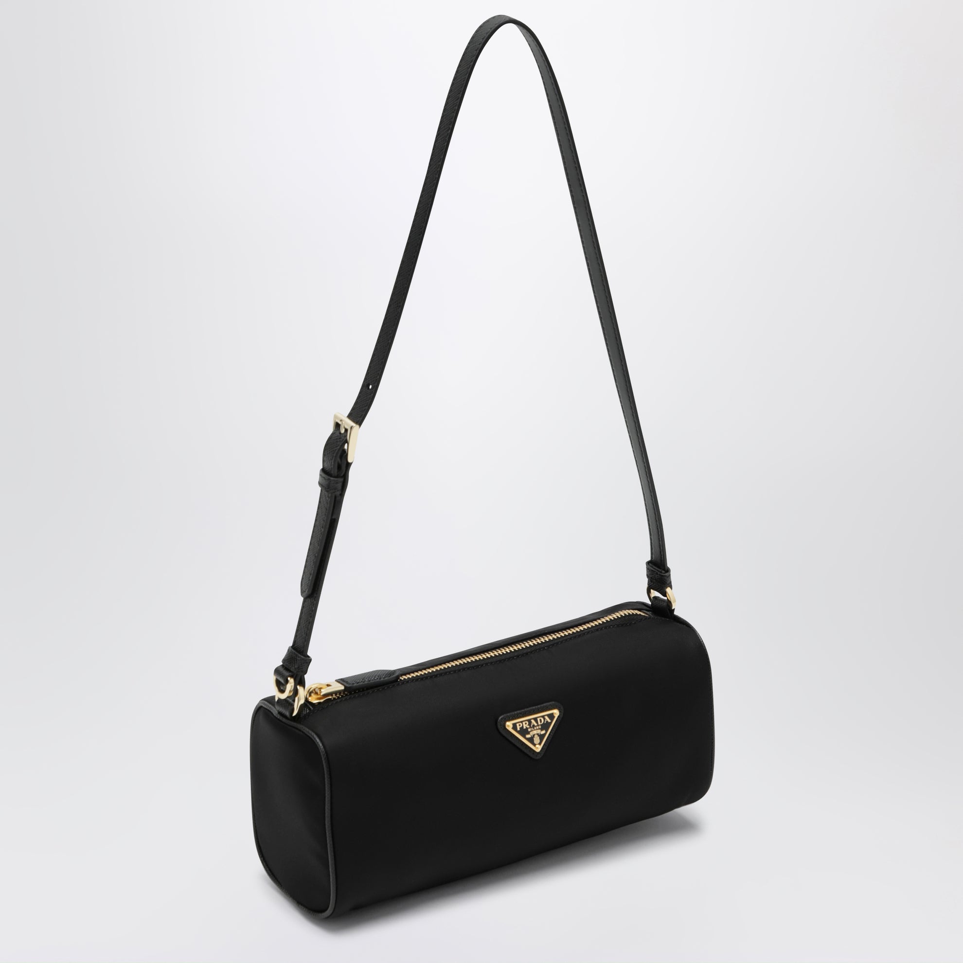 Pouch aus Re-Nylon mit Ledergriff in Schwarz