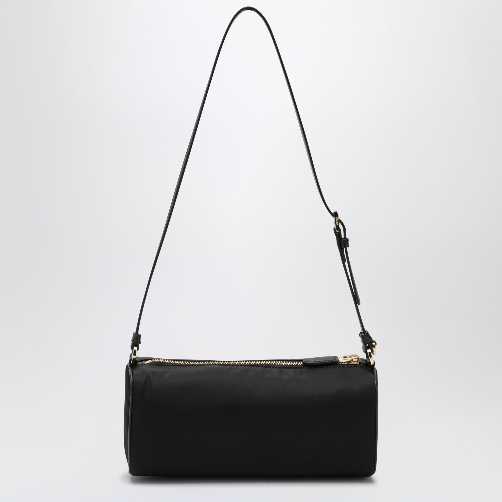 Pouch aus Re-Nylon mit Ledergriff in Schwarz