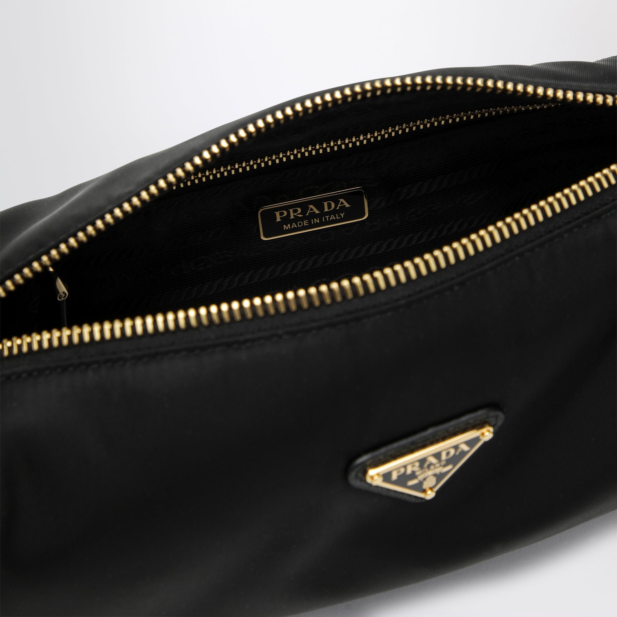 Pouch aus Re-Nylon mit Ledergriff in Schwarz