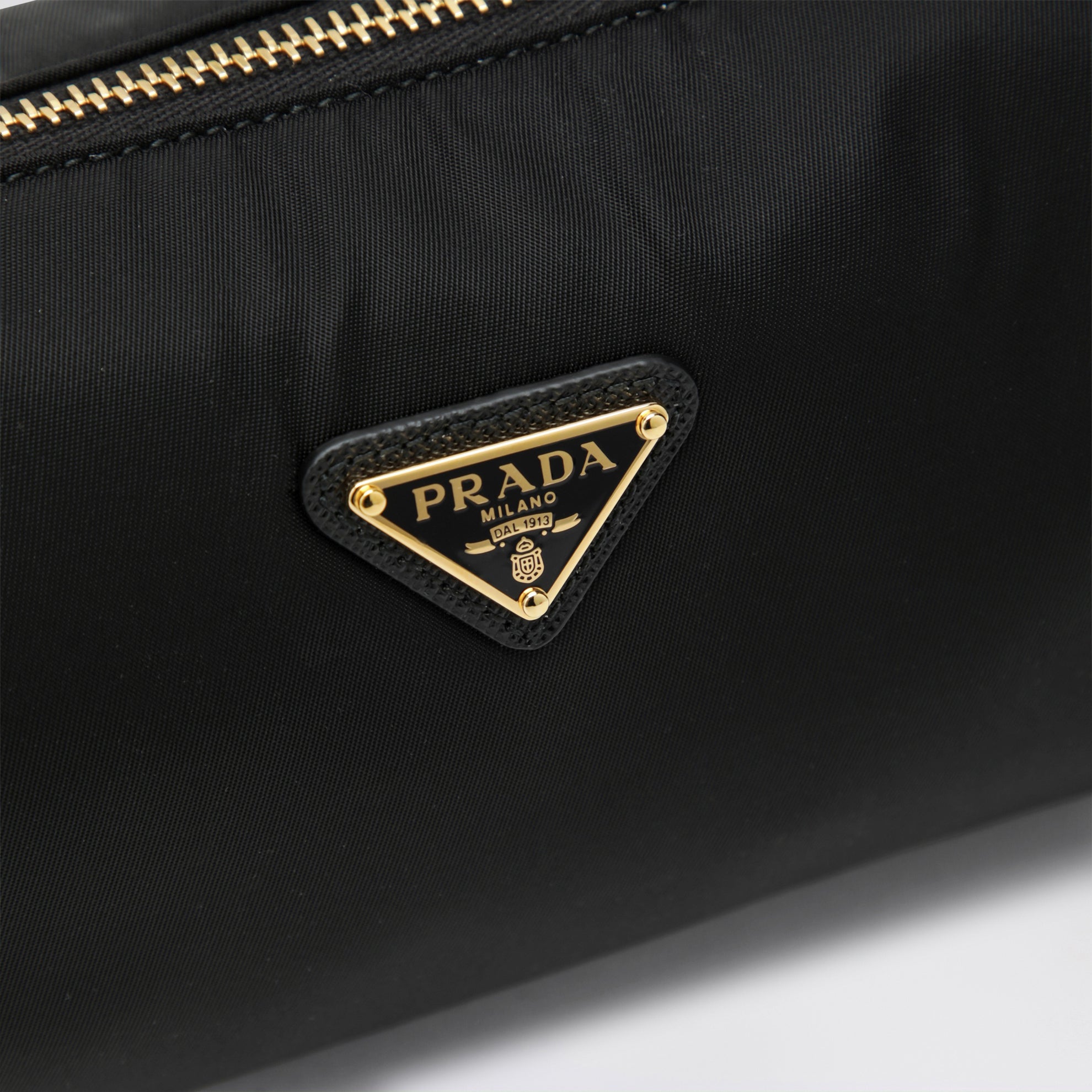 Pouch aus Re-Nylon mit Ledergriff in Schwarz
