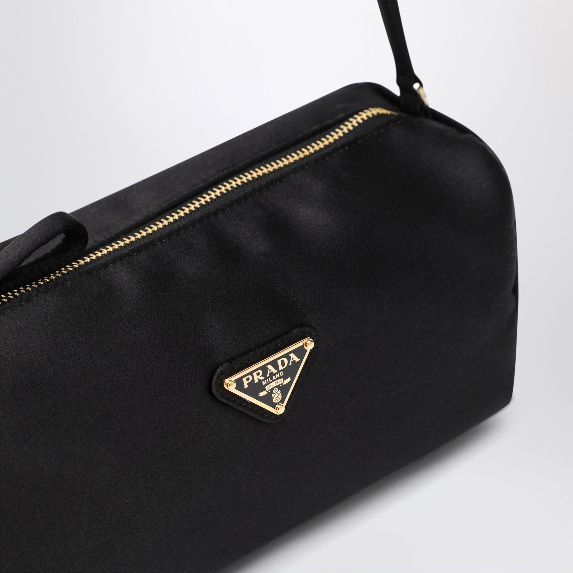 Pouch nera in raso