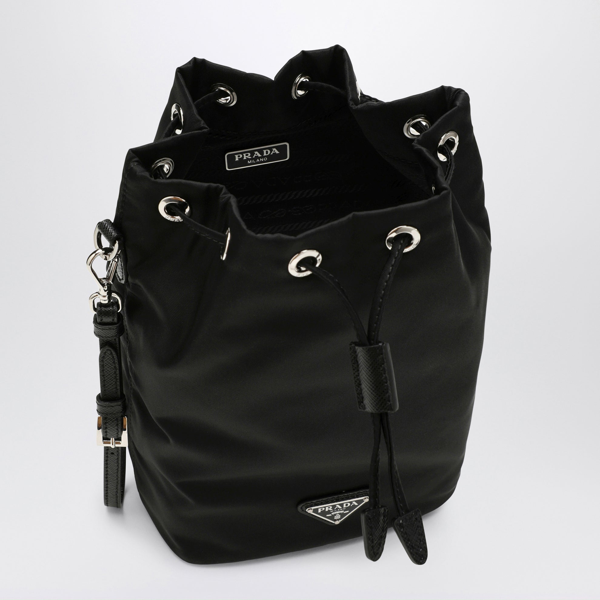 Pouch nera in Re-Nylon