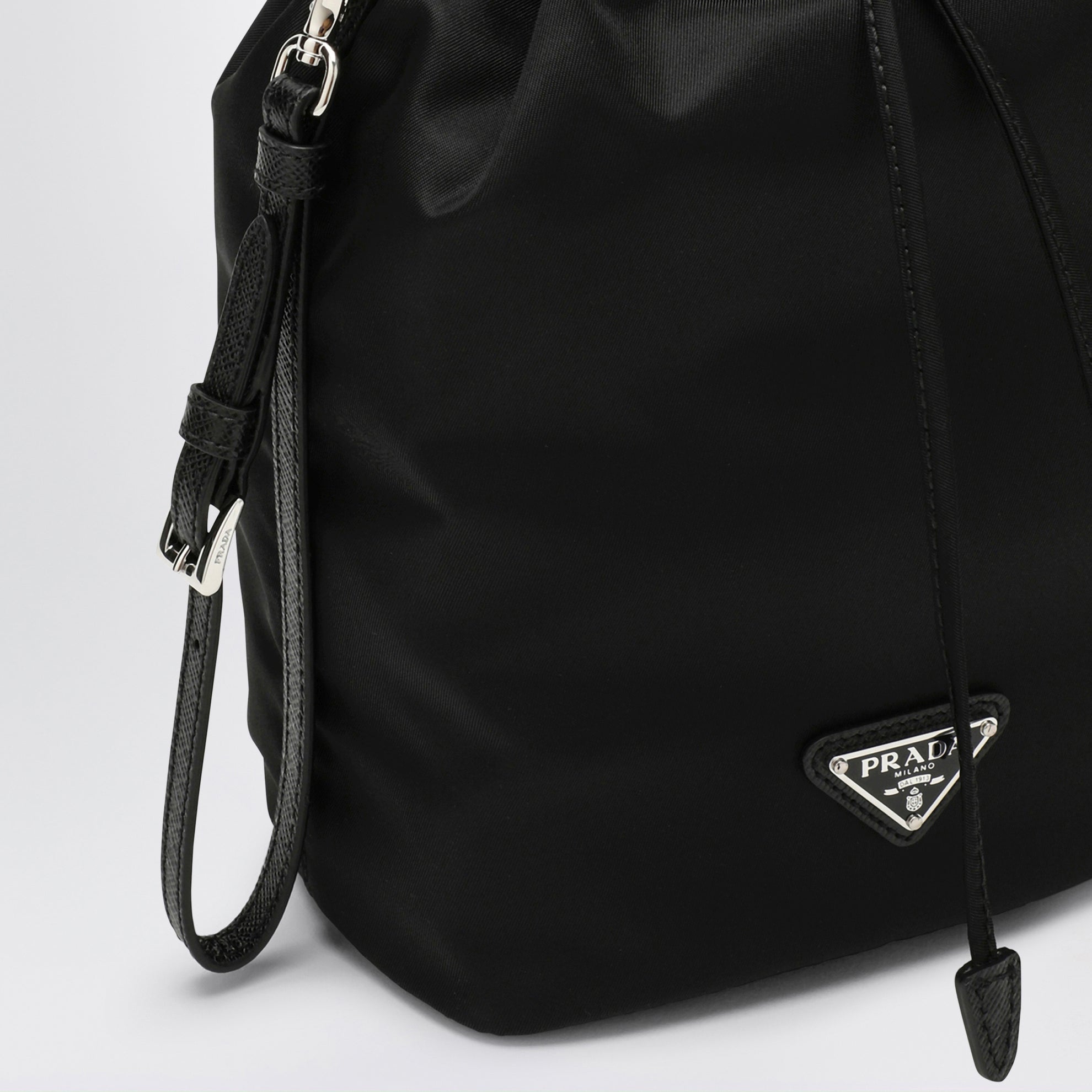 Pouch nera in Re-Nylon
