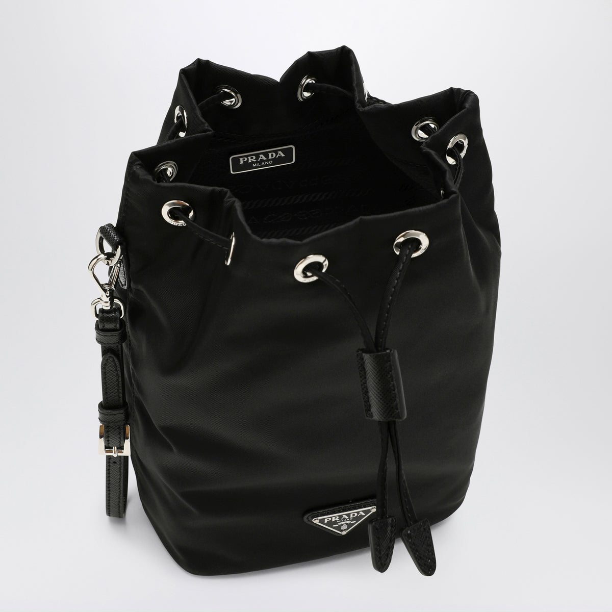Pouch nera in Re-Nylon