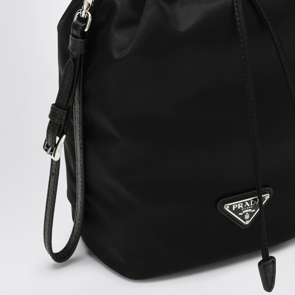 Pouch nera in Re-Nylon
