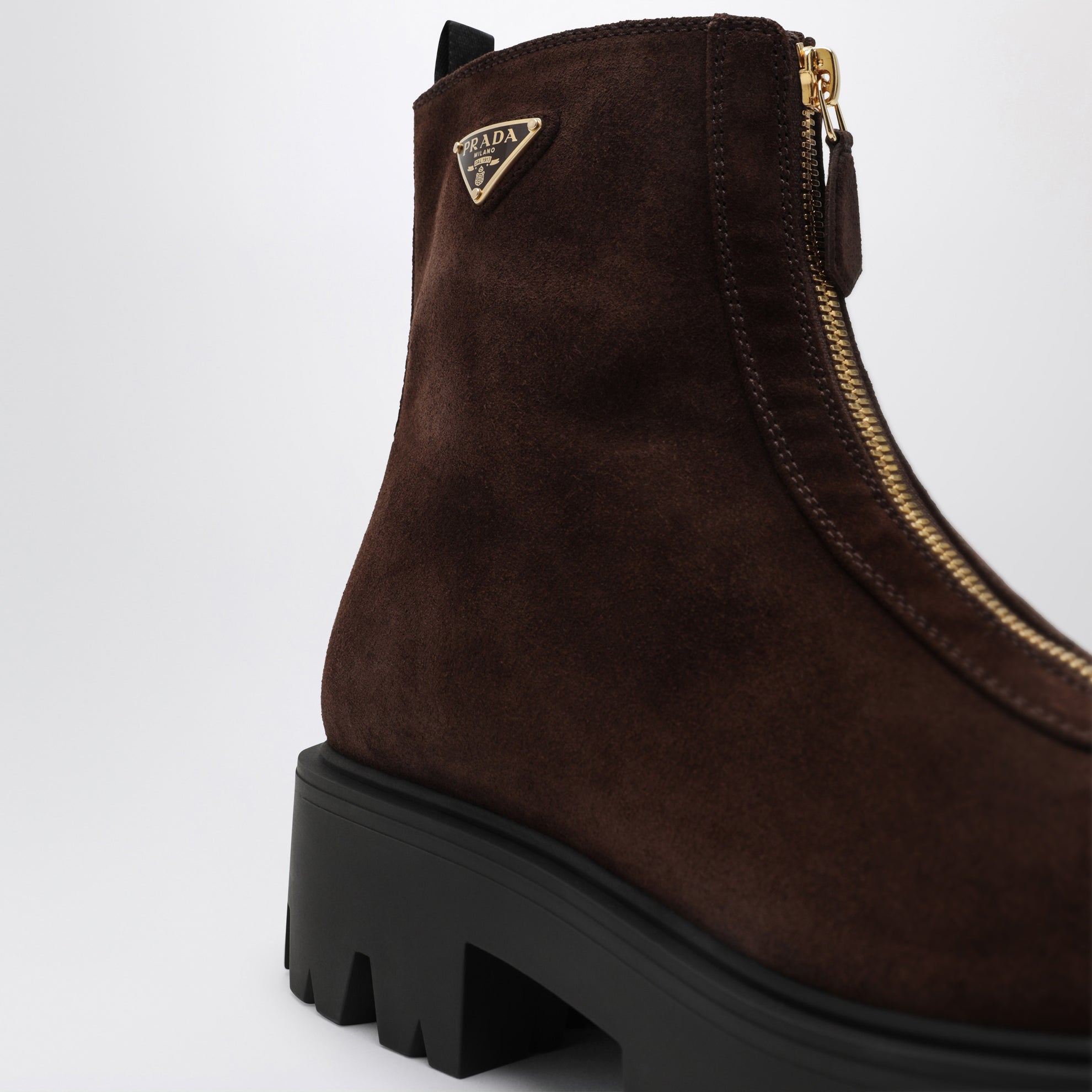 Tronchetti color moro in pelle scamosciata con zip