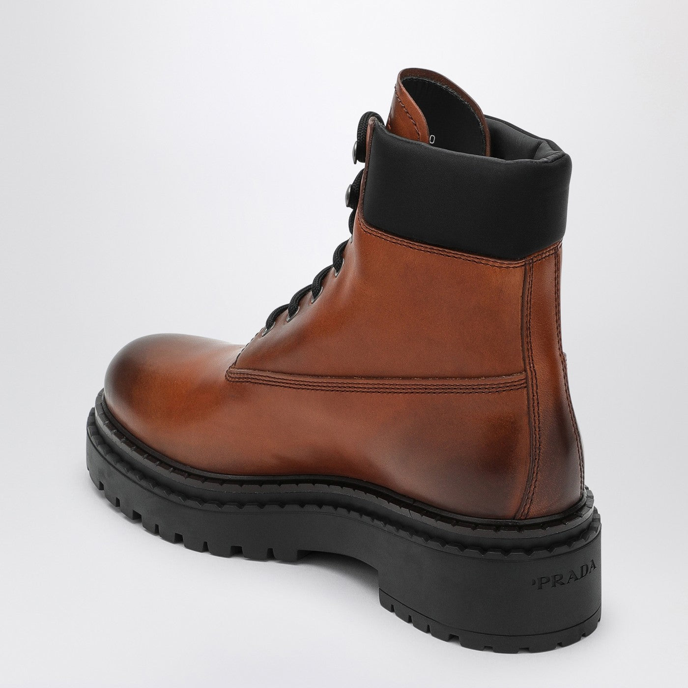 Stivaletti color cognac in pelle e Re-Nylon