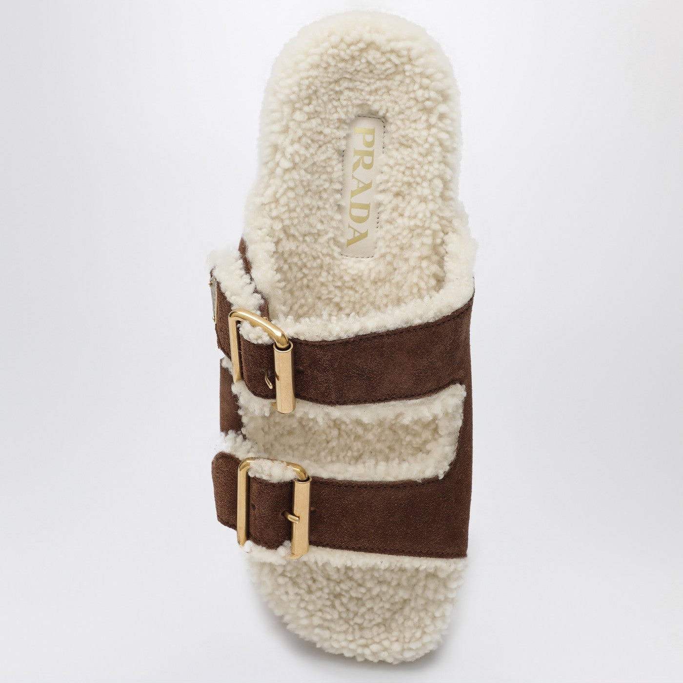 Braune Sliders aus Wildleder und Lammfell