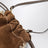 Smartphone-Halter aus Wildleder in Kakao