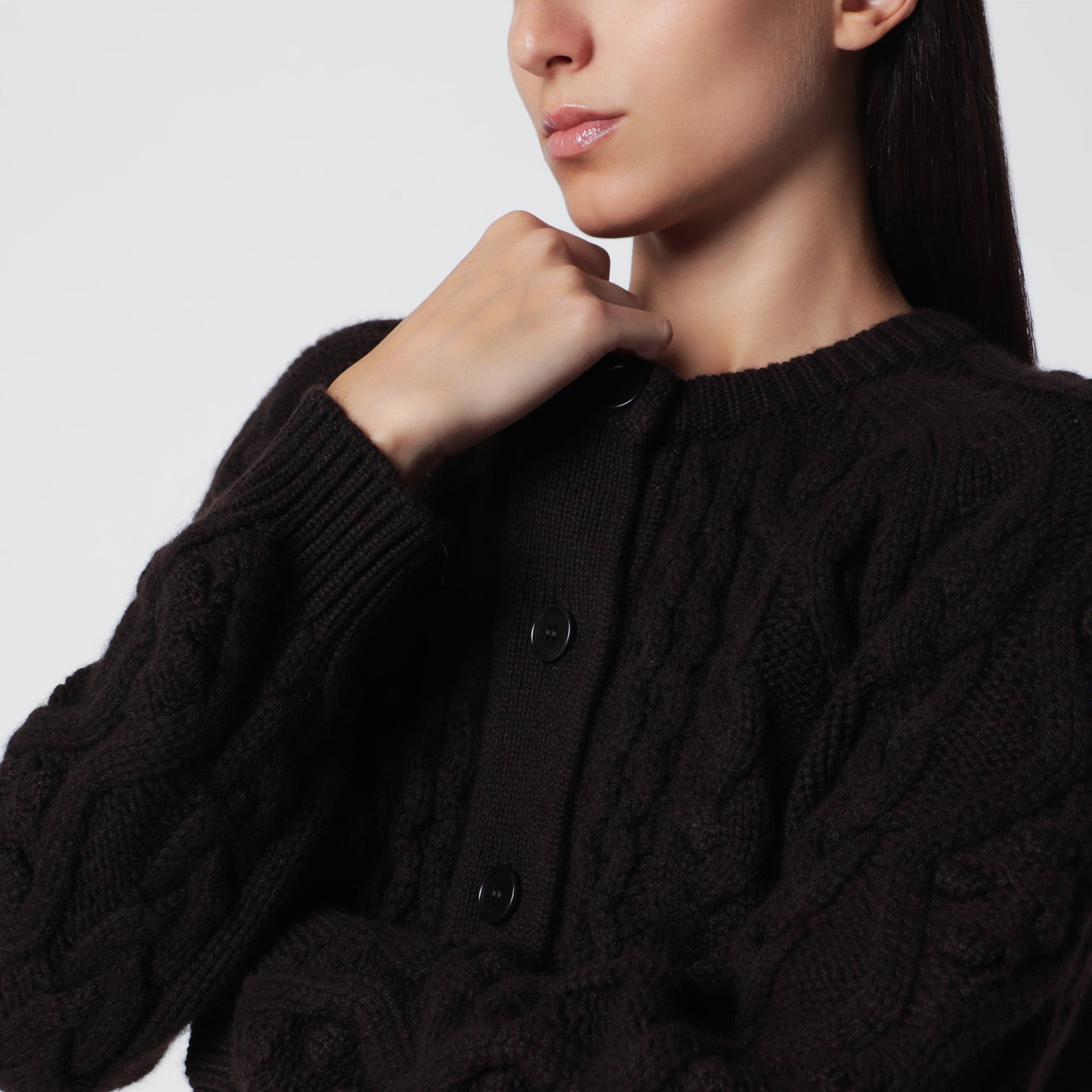 Cardigan a trecce marrone in cashmere