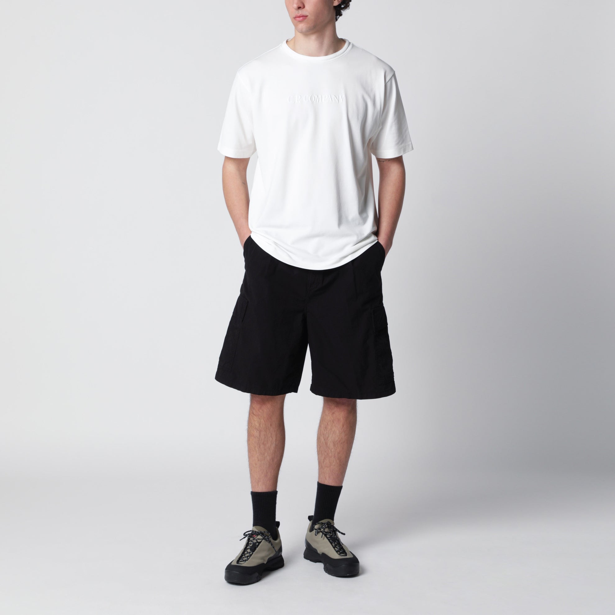 T-shirt blanc avec broderie logo