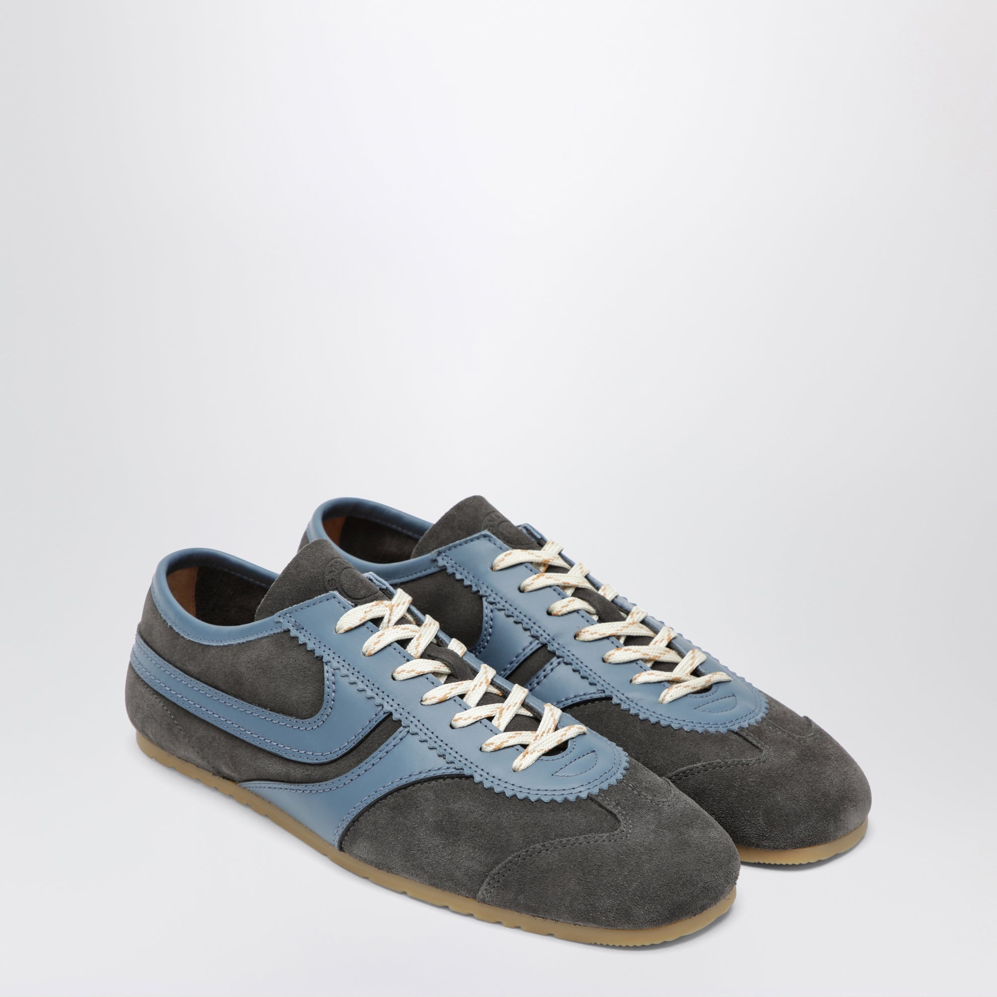 Sneakers gris acier en cuir et daim