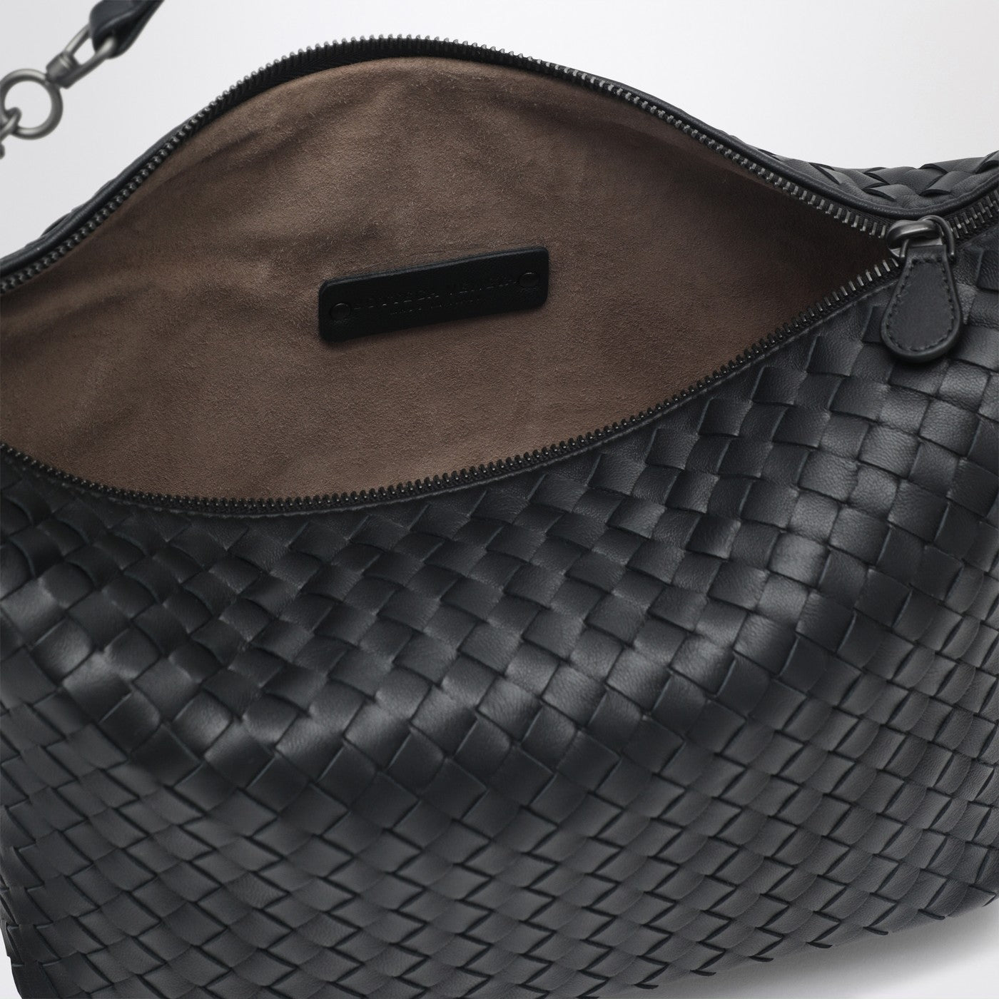 Schwarze Tasche aus Intrecciato-Leder