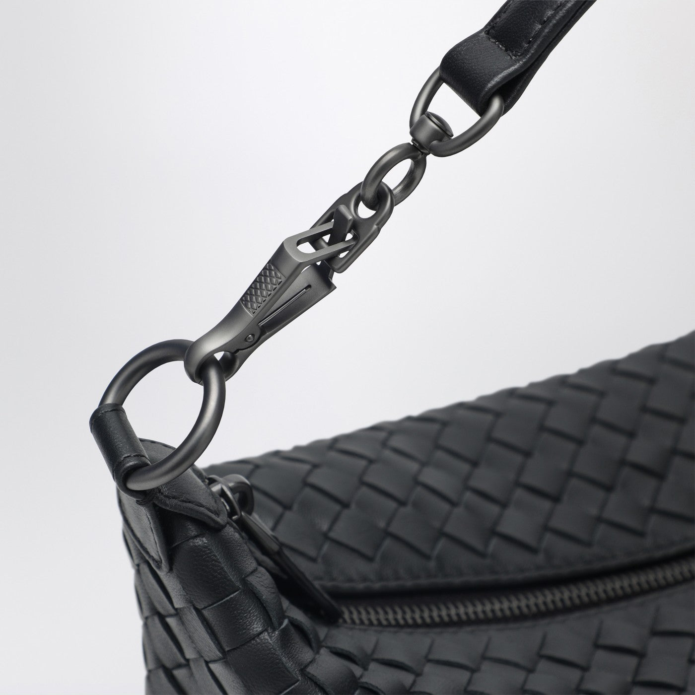Schwarze Tasche aus Intrecciato-Leder