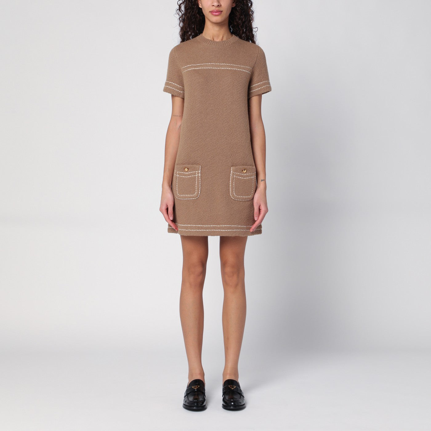 Kamelfarbenes kurzes Kleid aus Kaschmir