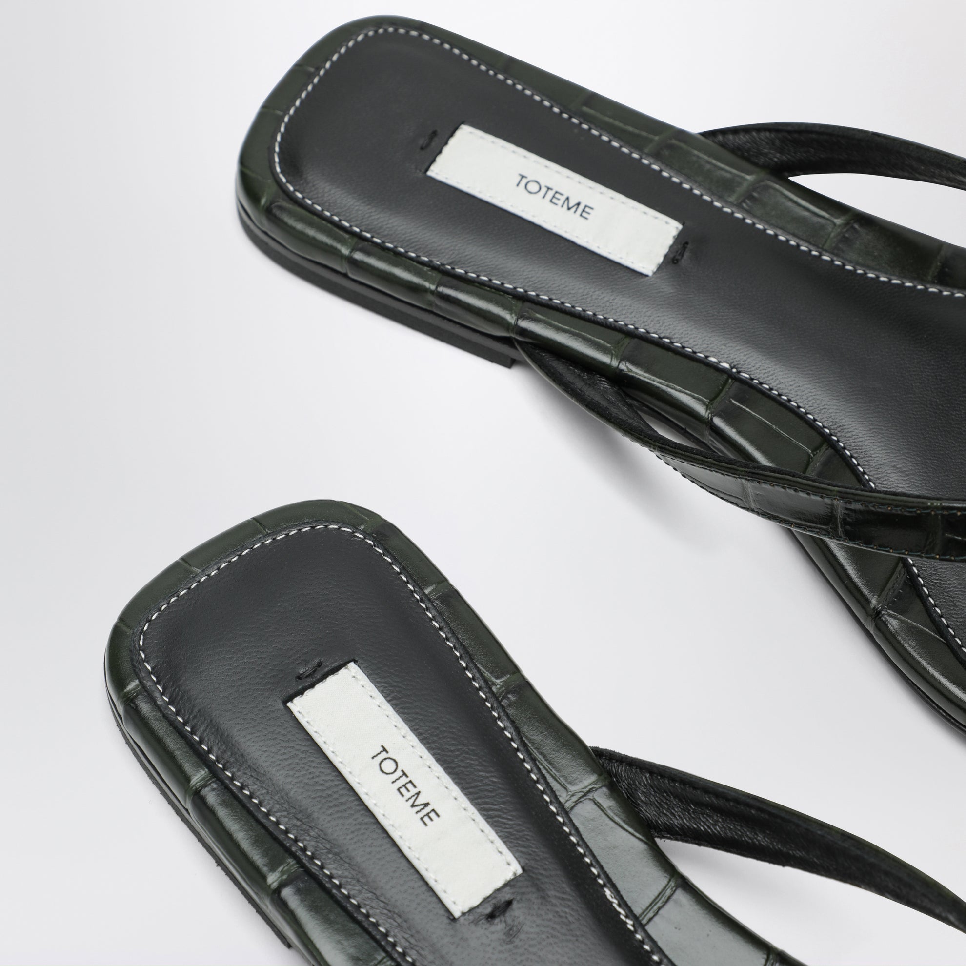 Crocodile-effect leather flip-flops in green