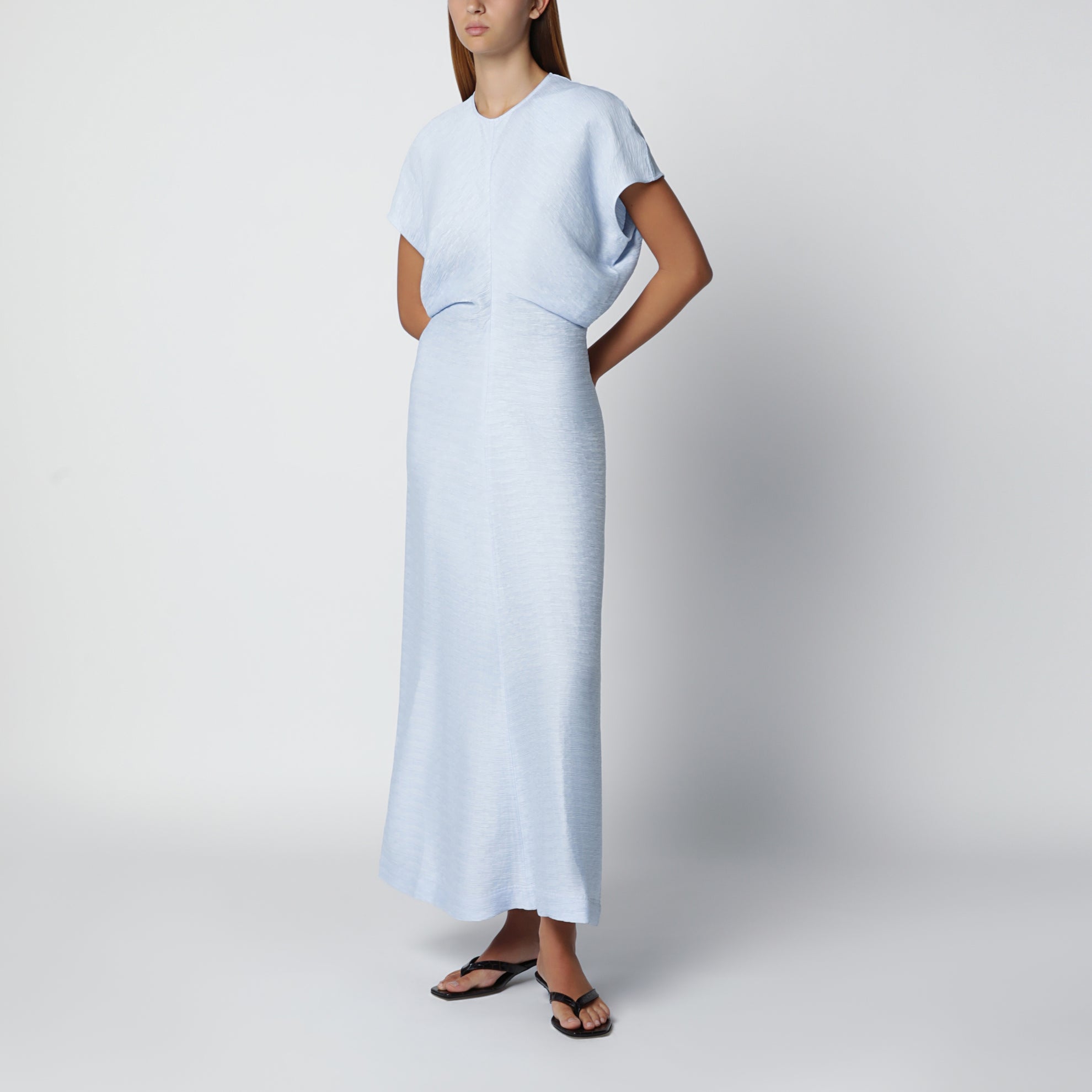 Robe en satin fluide bleu ciel
