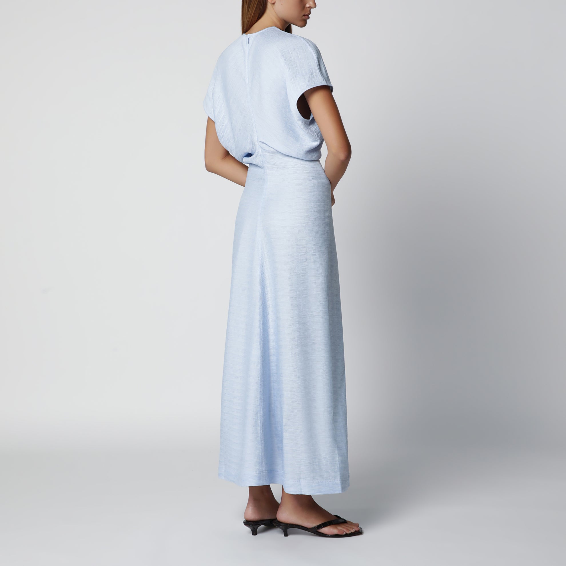 Robe en satin fluide bleu ciel