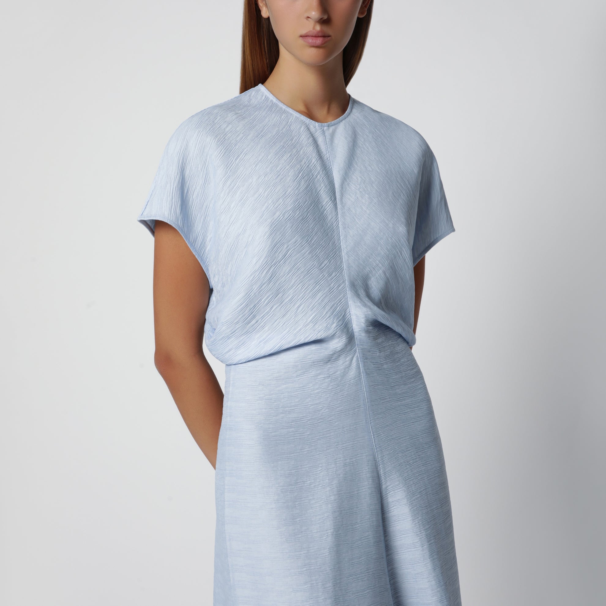 Robe en satin fluide bleu ciel