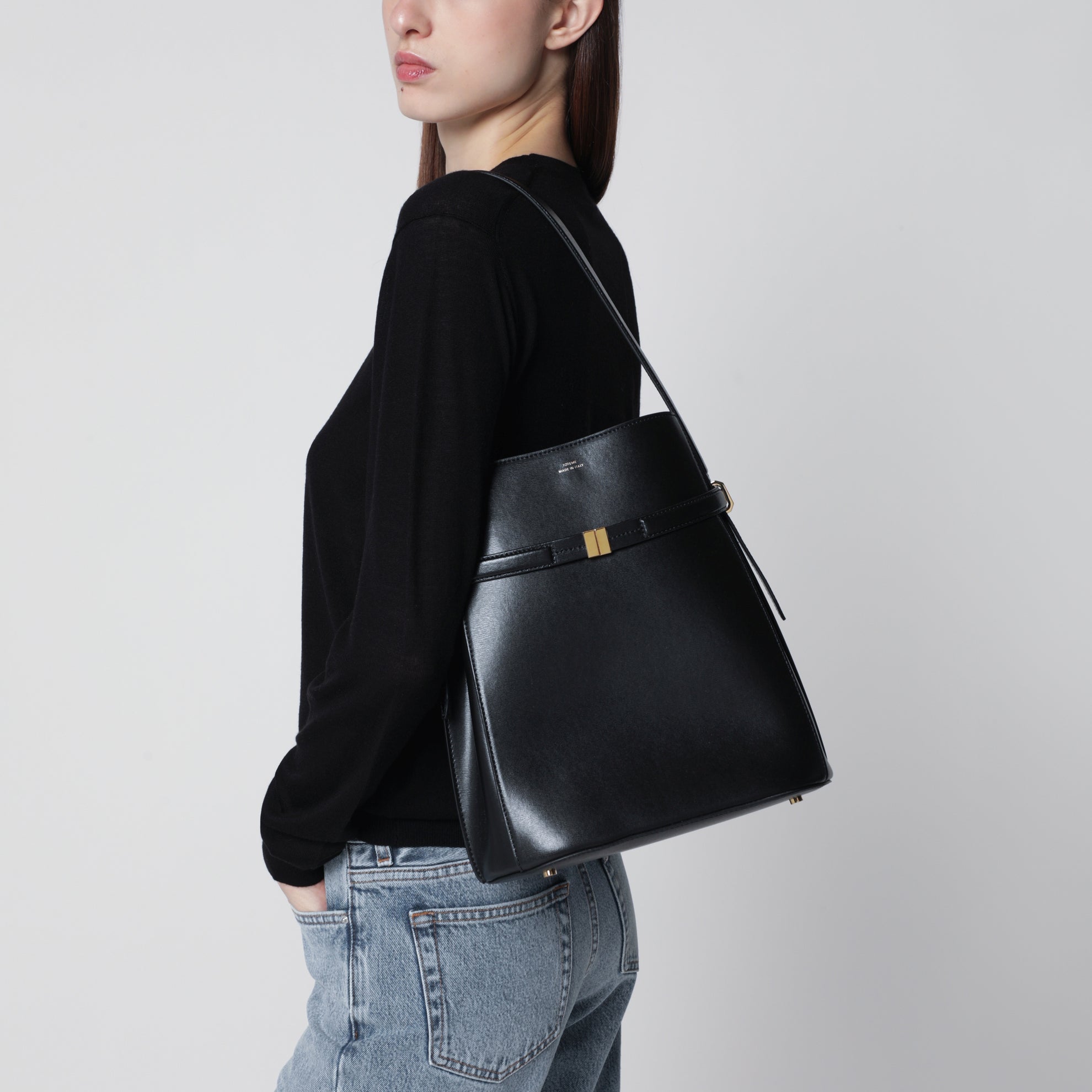 Schwarze Bucket Bag aus Leder mit Riemen