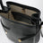 Schwarze Bucket Bag aus Leder mit Riemen
