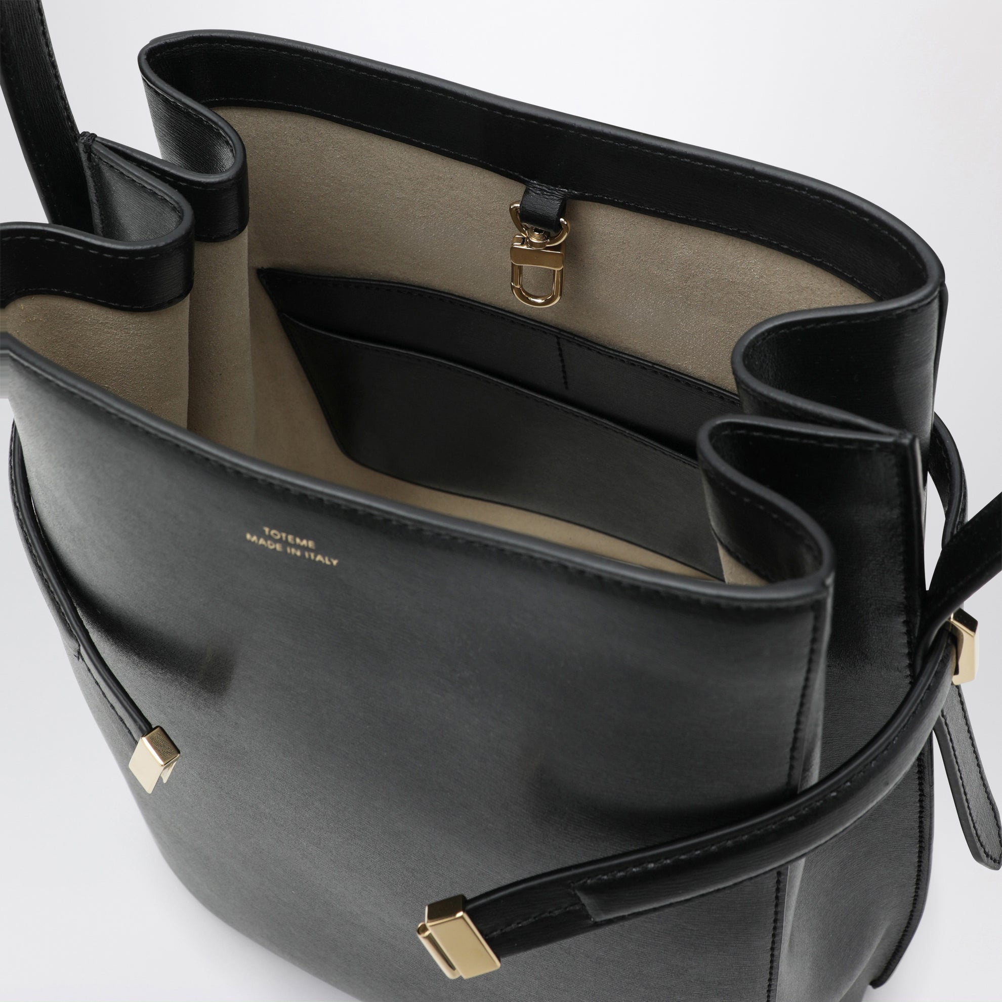 Schwarze Bucket Bag aus Leder mit Riemen