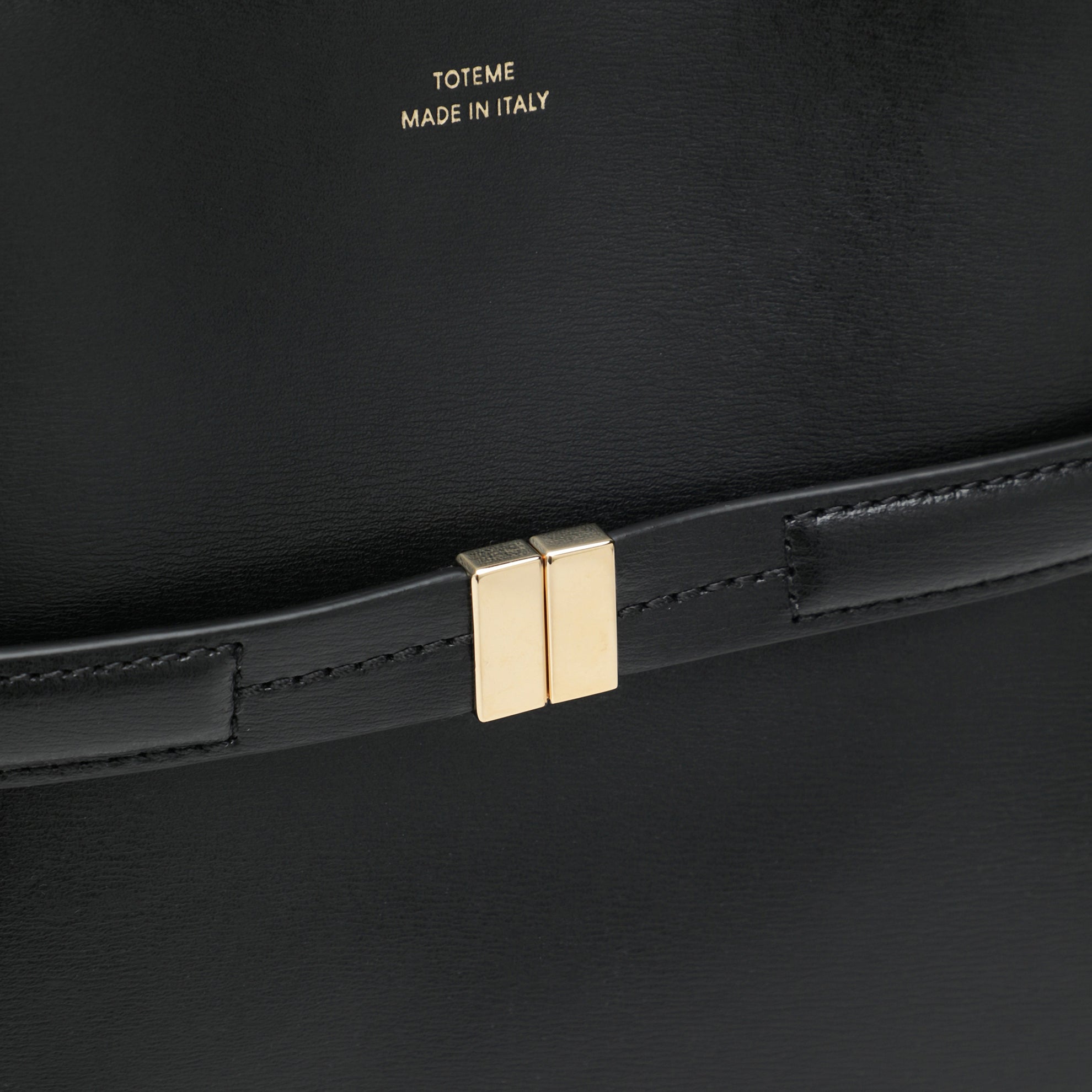 Schwarze Bucket Bag aus Leder mit Riemen