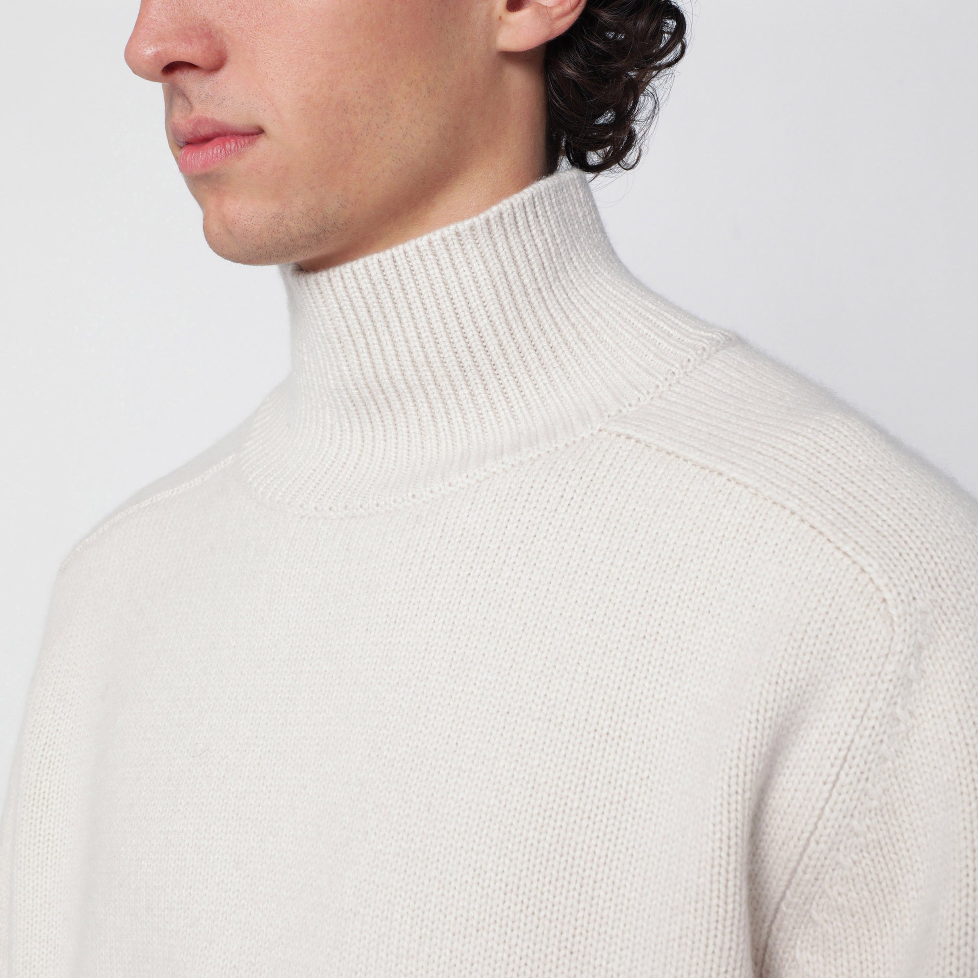 Pull col roulé en cachemire blanc