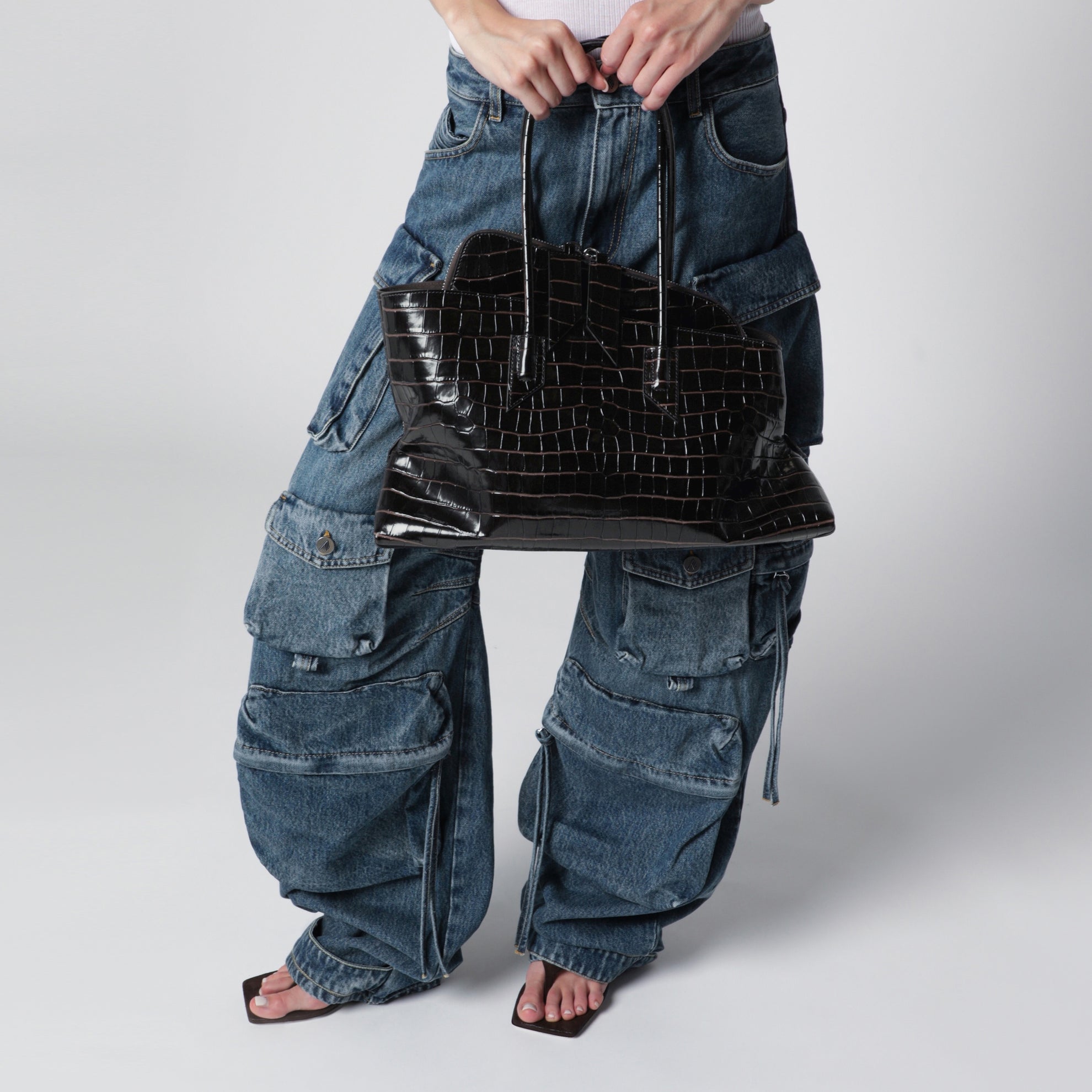 La Passeggiata Medium Tasche aus kaffeefarbenem Leder mit Kroko-Prägung