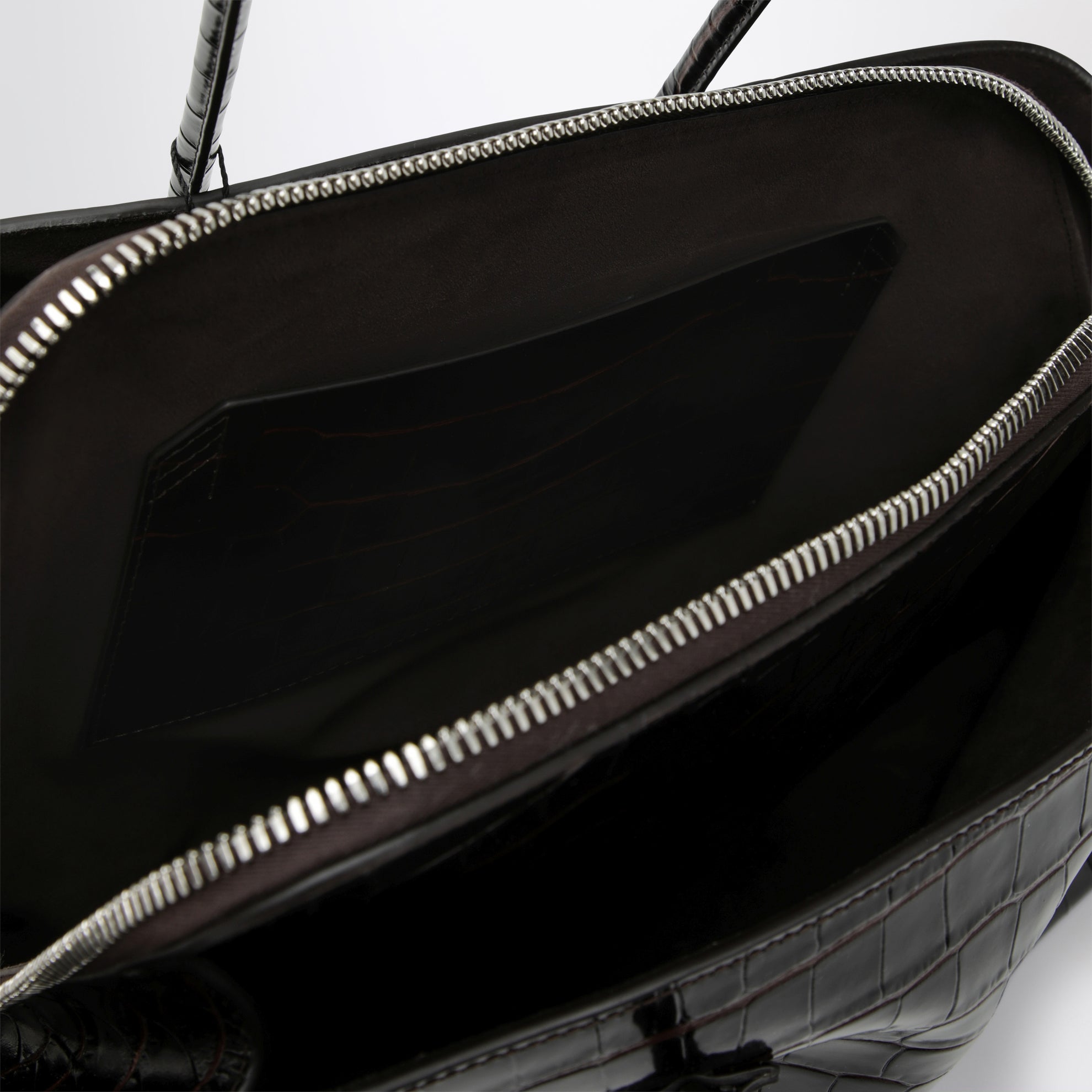 La Passeggiata Medium Tasche aus kaffeefarbenem Leder mit Kroko-Prägung