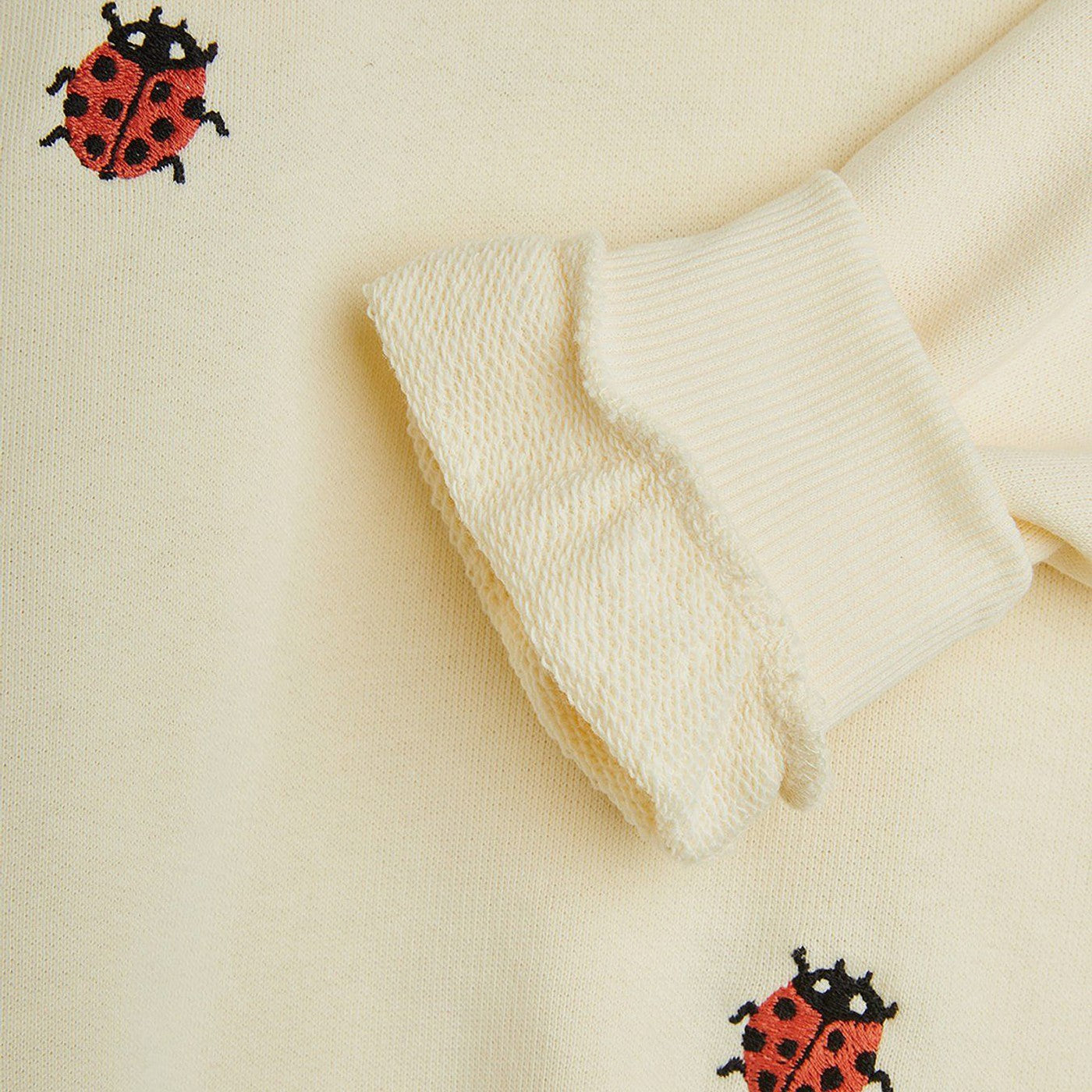 Sweat crème avec des coccinelles brodées