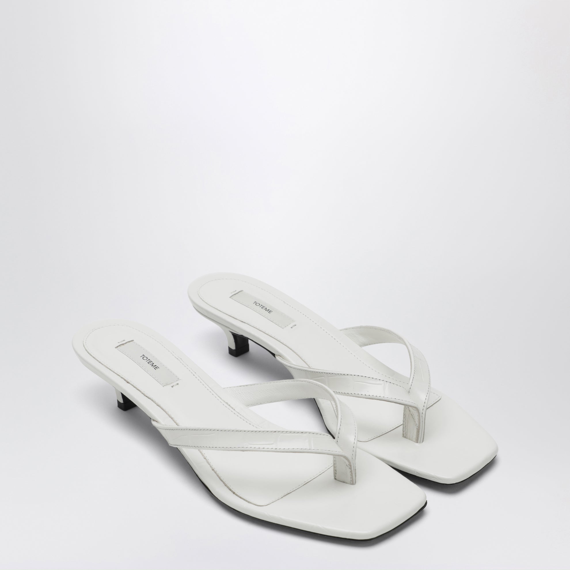 Weiße Zehenstegsandalen mit Absatz aus Leder