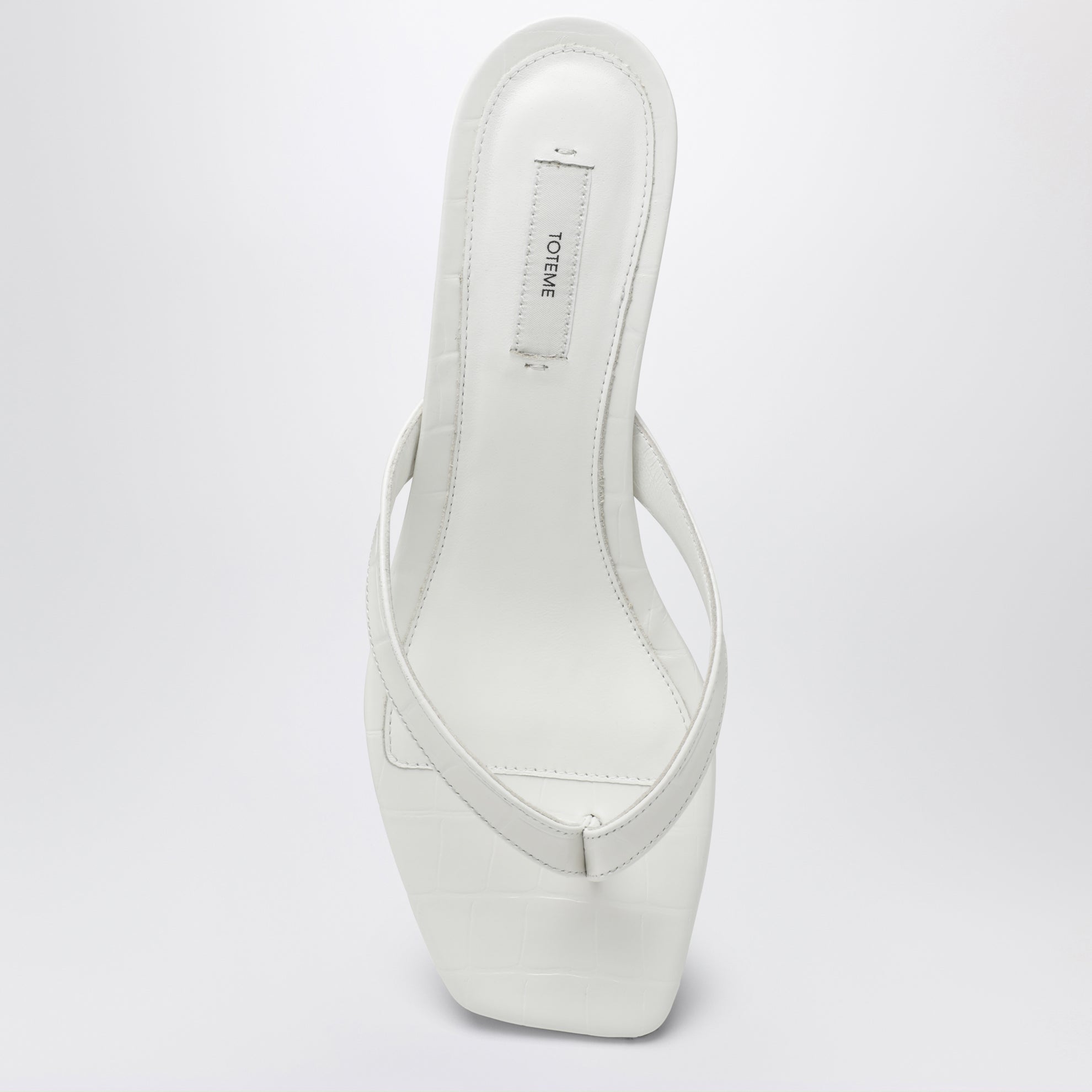 Weiße Zehenstegsandalen mit Absatz aus Leder