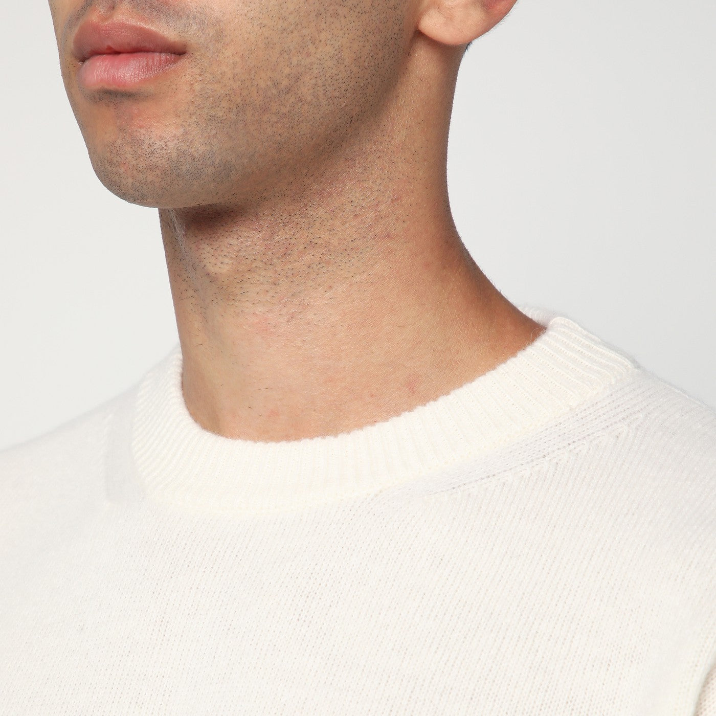 White sweater in wool and cashmere