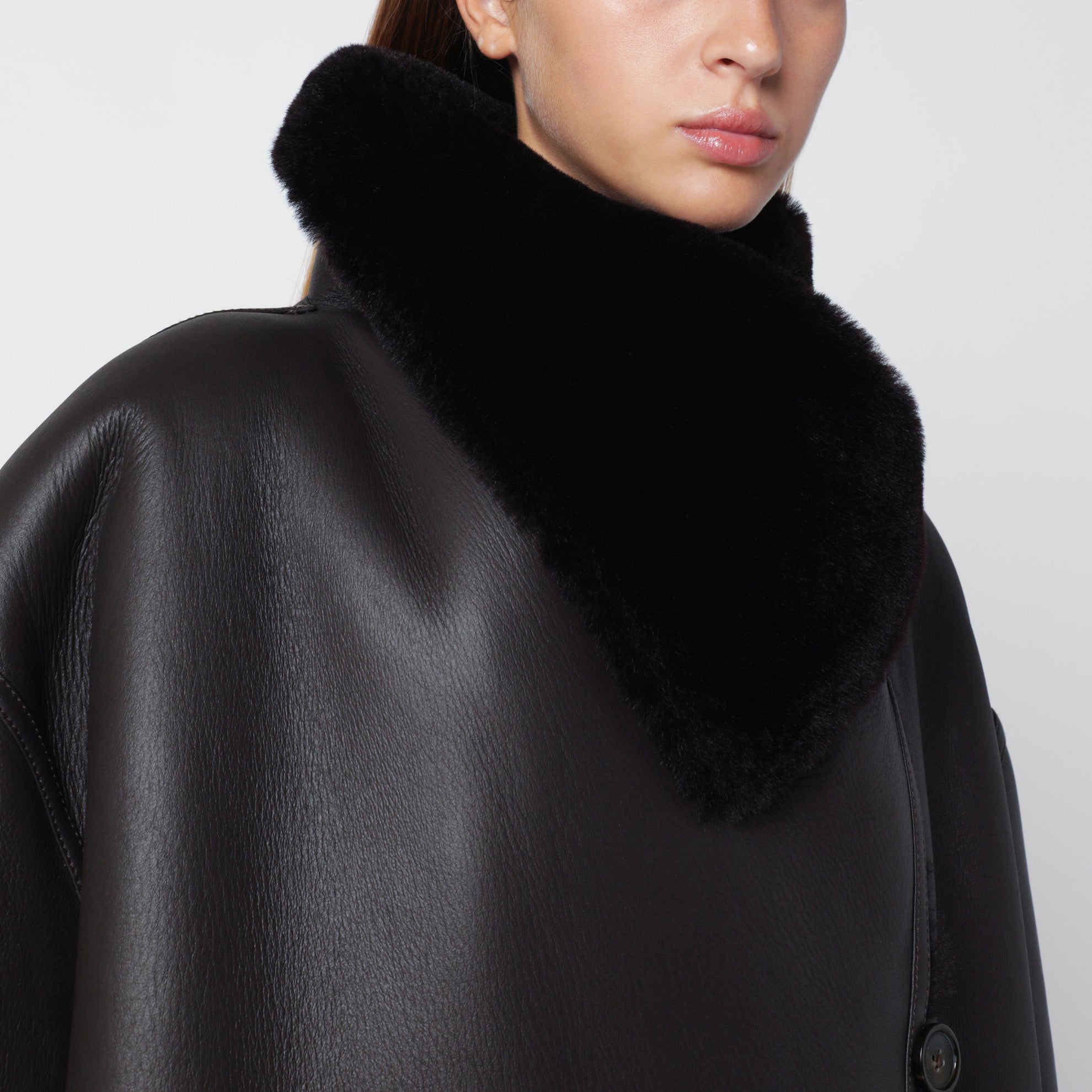 Cappotto oversize marrone scuro in montone