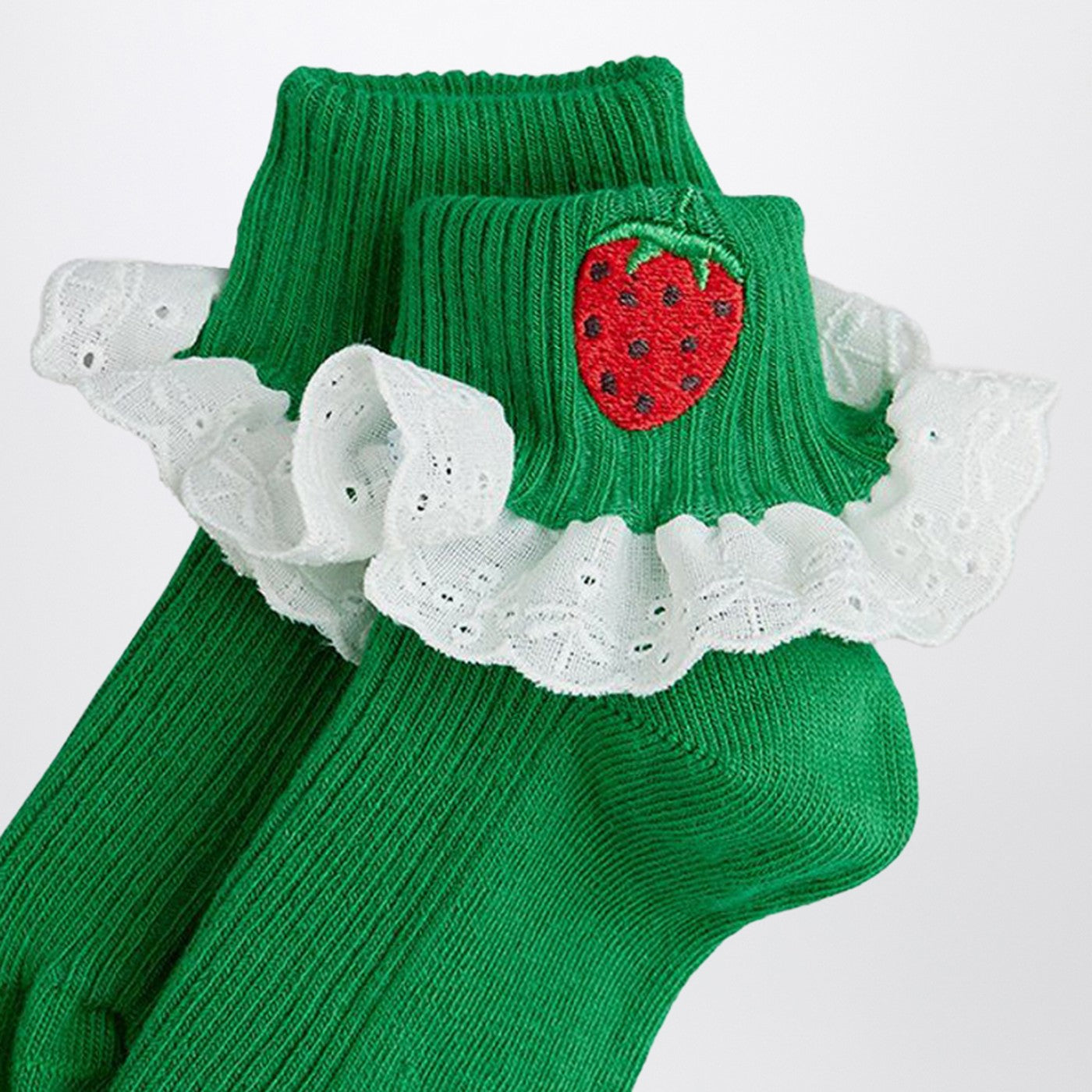 Chaussettes vertes avec fraises brodées et dentelle