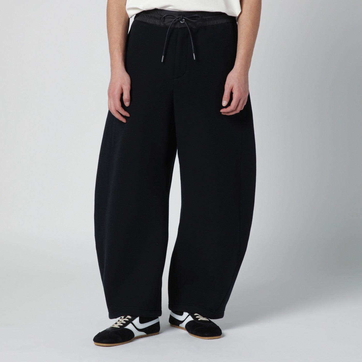 Pantalon noir en coton mélangé à jambe courbe