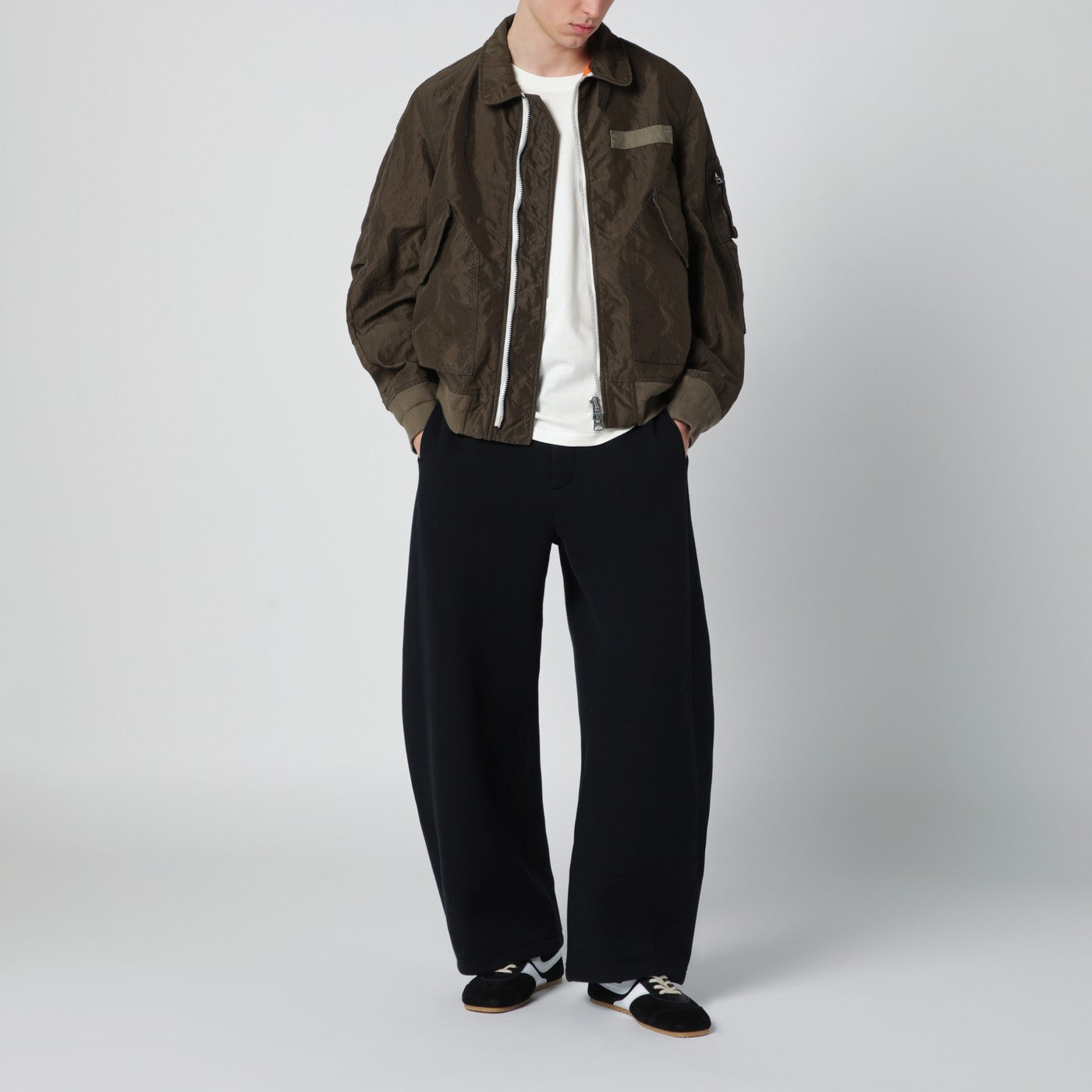 Pantalon noir en coton mélangé à jambe courbe