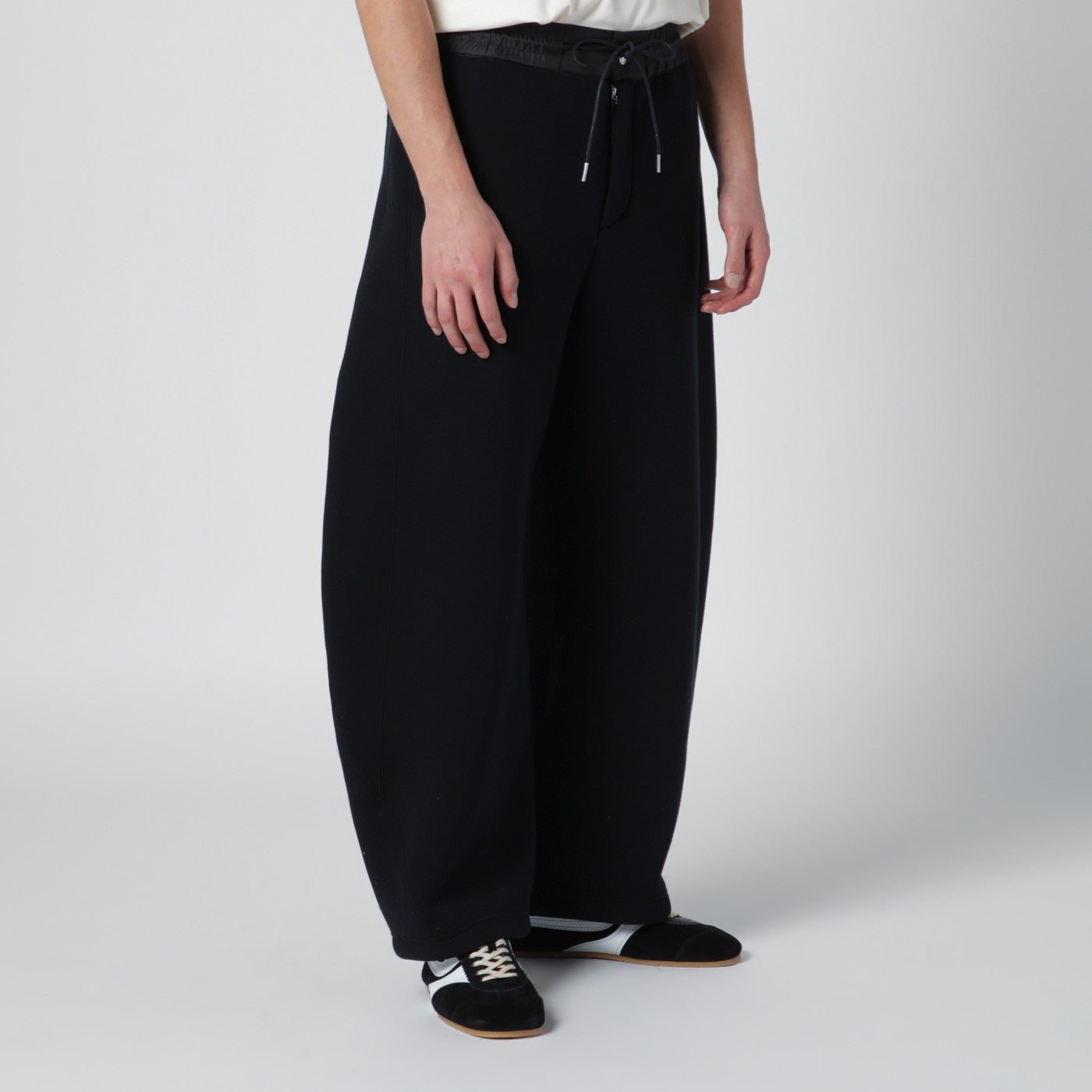 Pantalon noir en coton mélangé à jambe courbe
