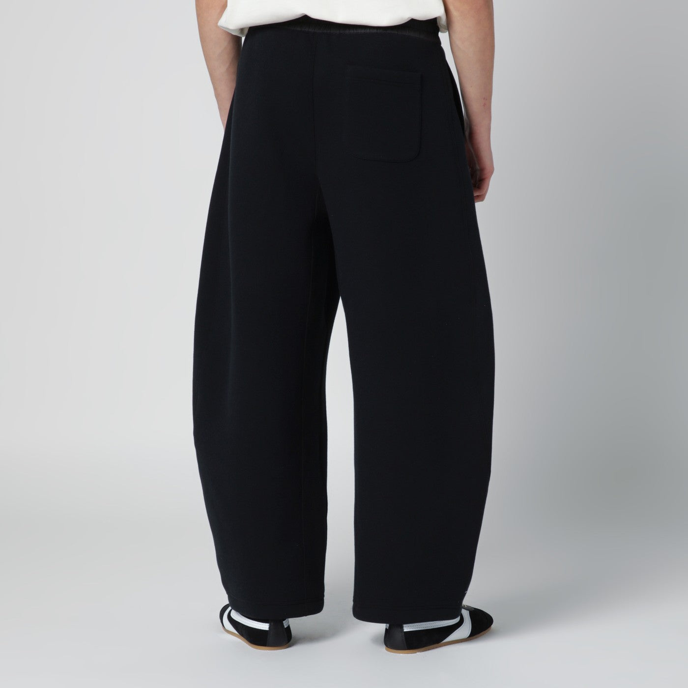 Pantalon noir en coton mélangé à jambe courbe